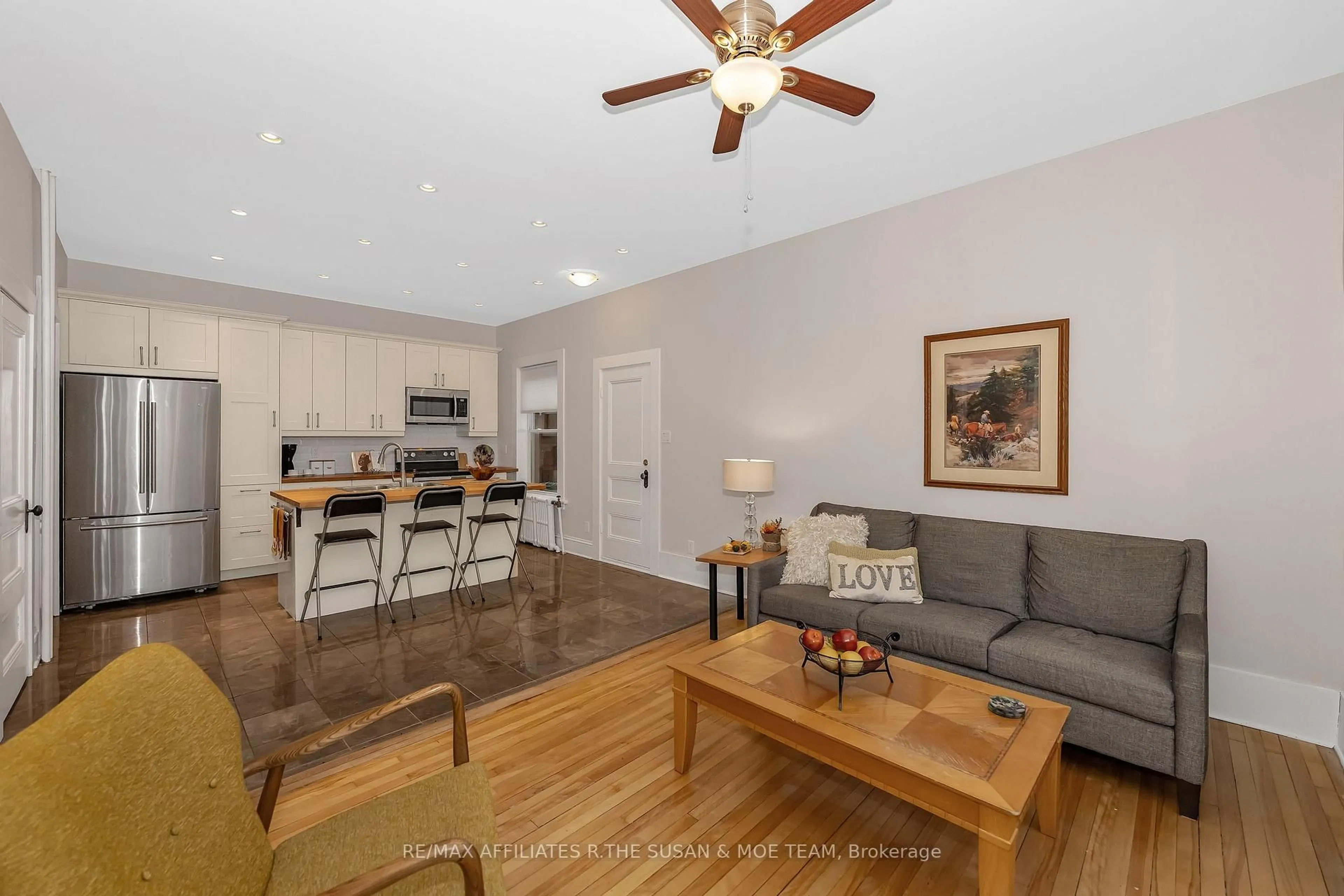 Living room with furniture, wood/laminate floor for 194 Augusta St, Ottawa Ontario K1N 8C3