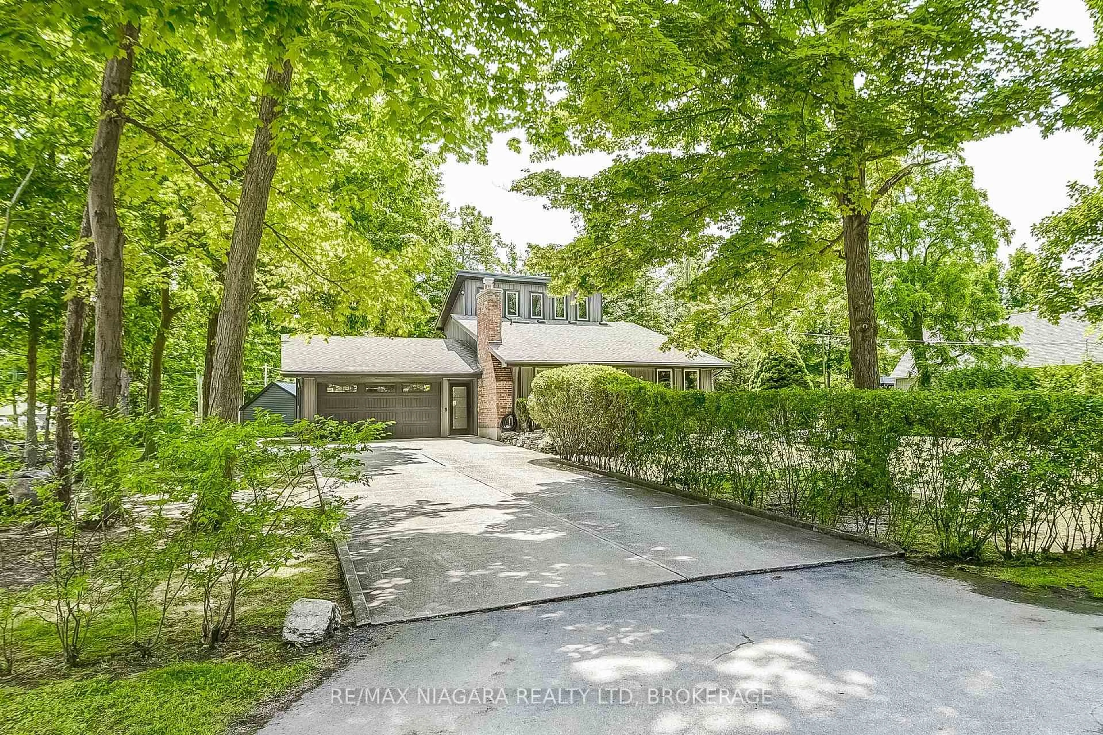 A pic from outside/outdoor area/front of a property/back of a property/a pic from drone, street for 4905 Mapleview Cres, Port Colborne Ontario L0S 1R0