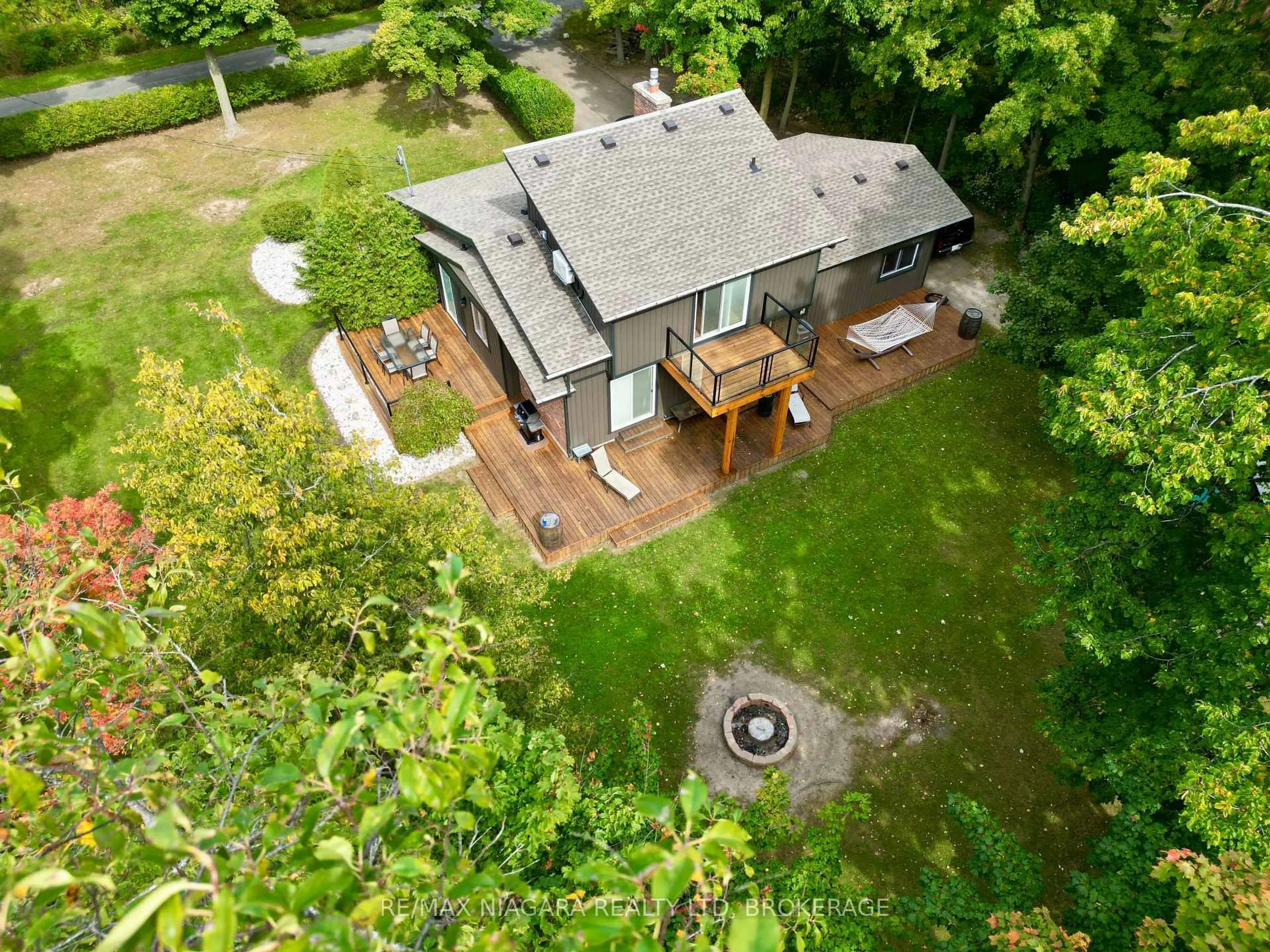 A pic from outside/outdoor area/front of a property/back of a property/a pic from drone, building for 4905 Mapleview Cres, Port Colborne Ontario L0S 1R0