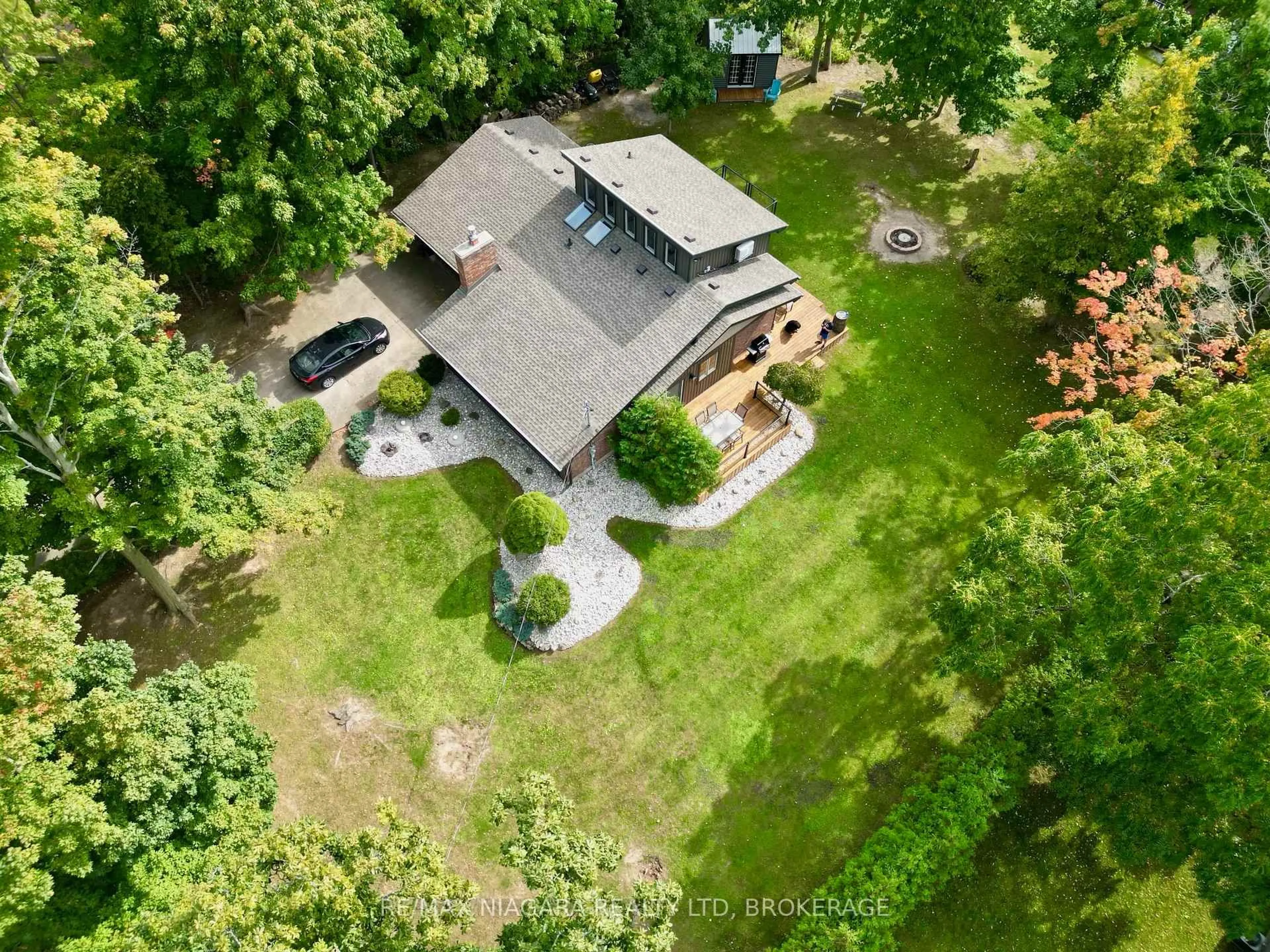 A pic from outside/outdoor area/front of a property/back of a property/a pic from drone, unknown for 4905 Mapleview Cres, Port Colborne Ontario L0S 1R0