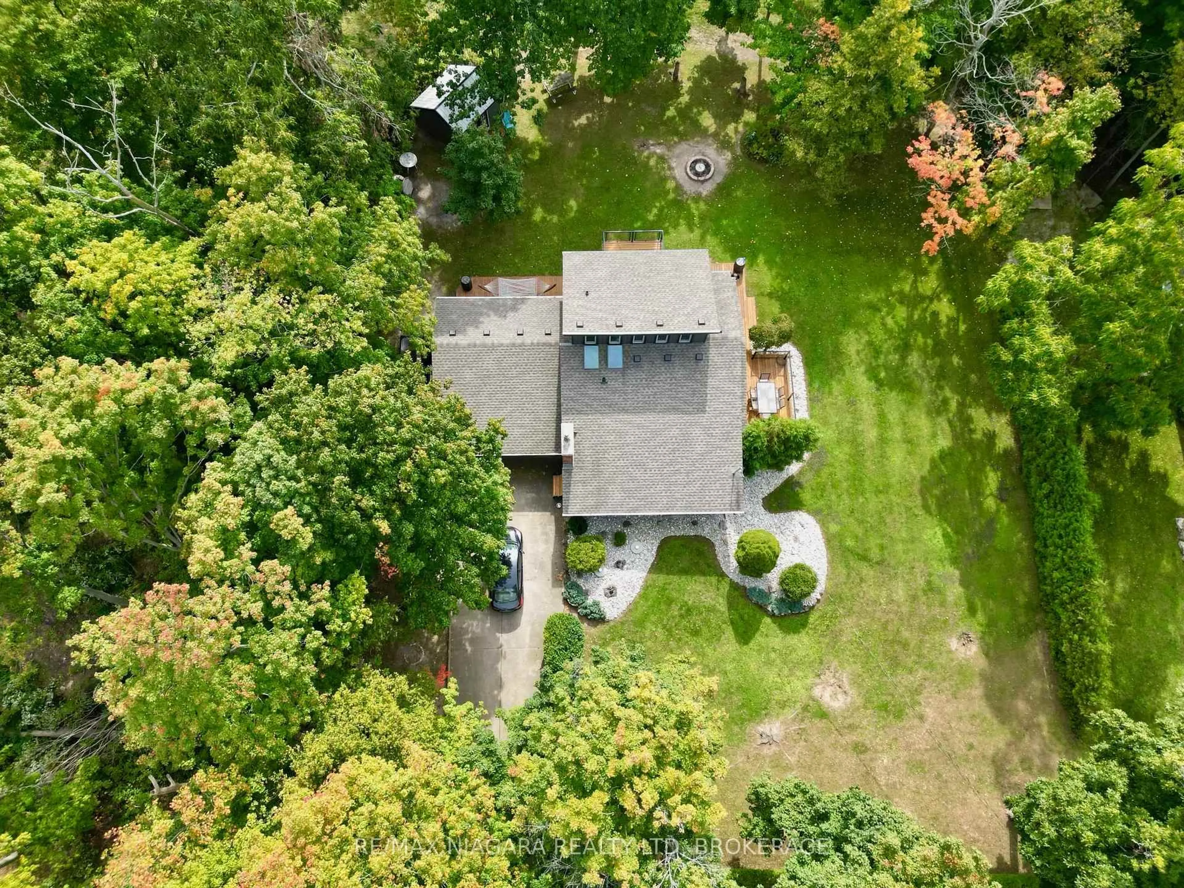 A pic from outside/outdoor area/front of a property/back of a property/a pic from drone, unknown for 4905 Mapleview Cres, Port Colborne Ontario L0S 1R0
