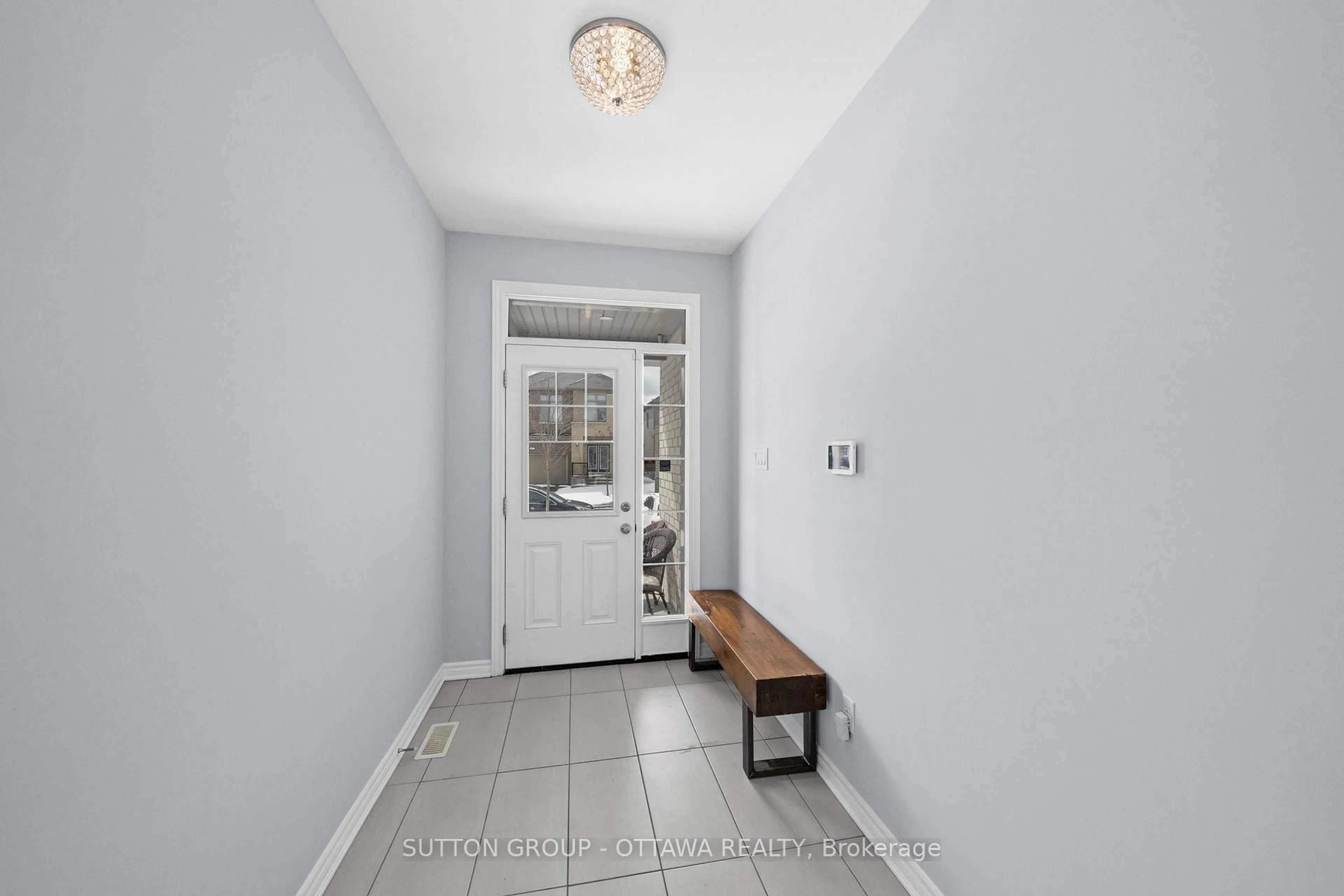 Indoor entryway for 1013 Manège St, Ottawa Ontario K2S 0Y8