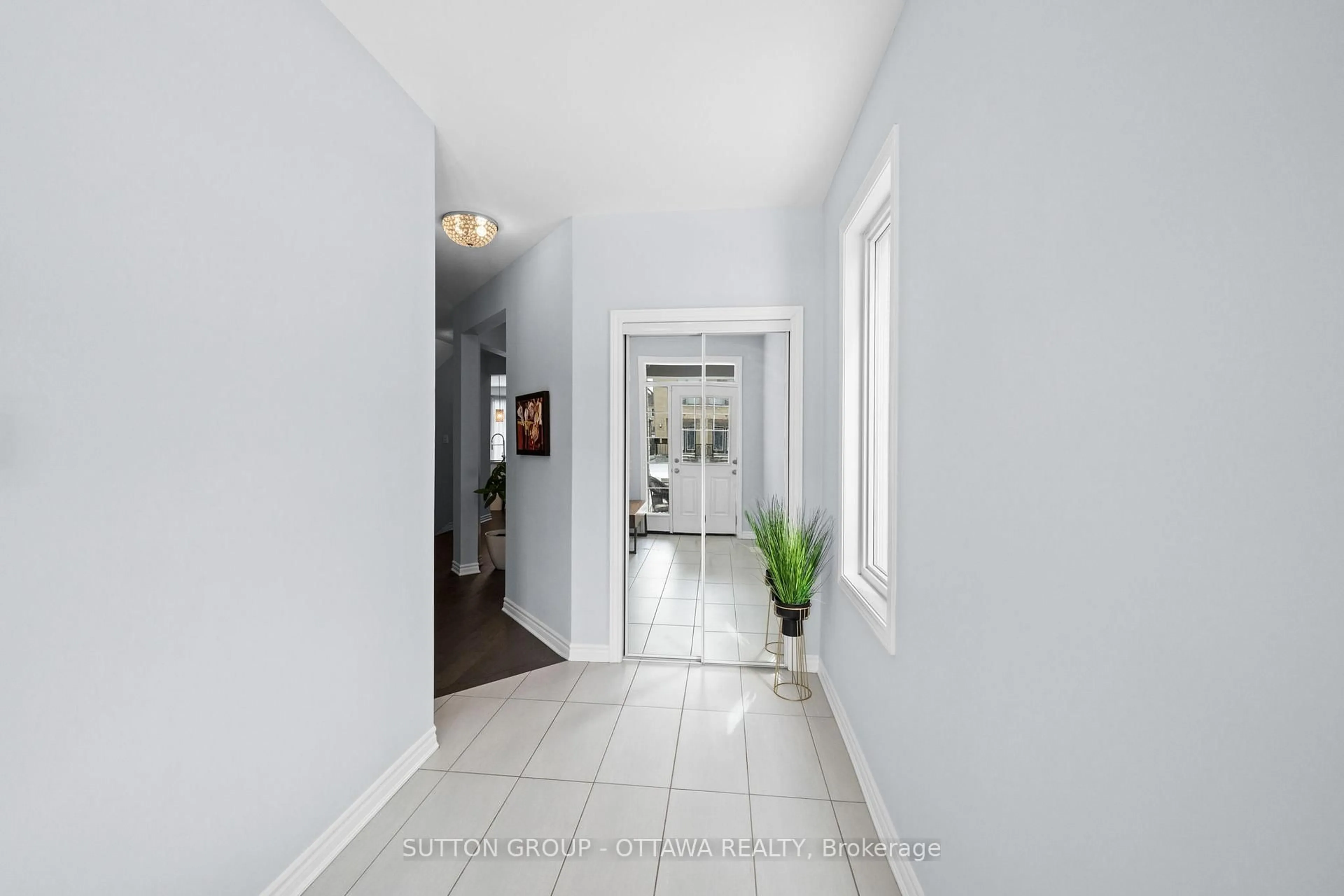 Indoor entryway for 1013 Manège St, Ottawa Ontario K2S 0Y8