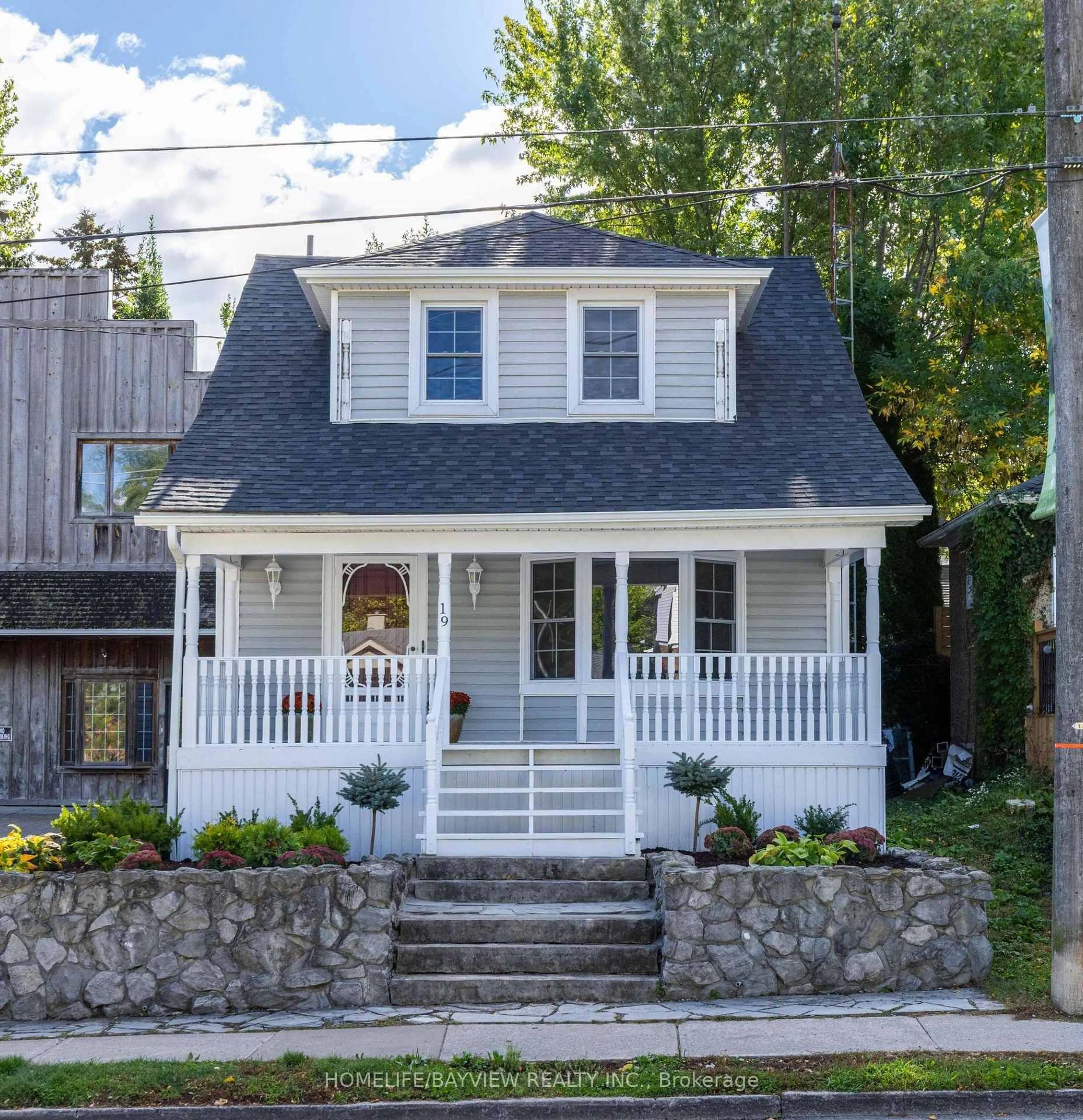 Home with vinyl exterior material, street for 19 Main St, St. Catharines Ontario L2N 4T5