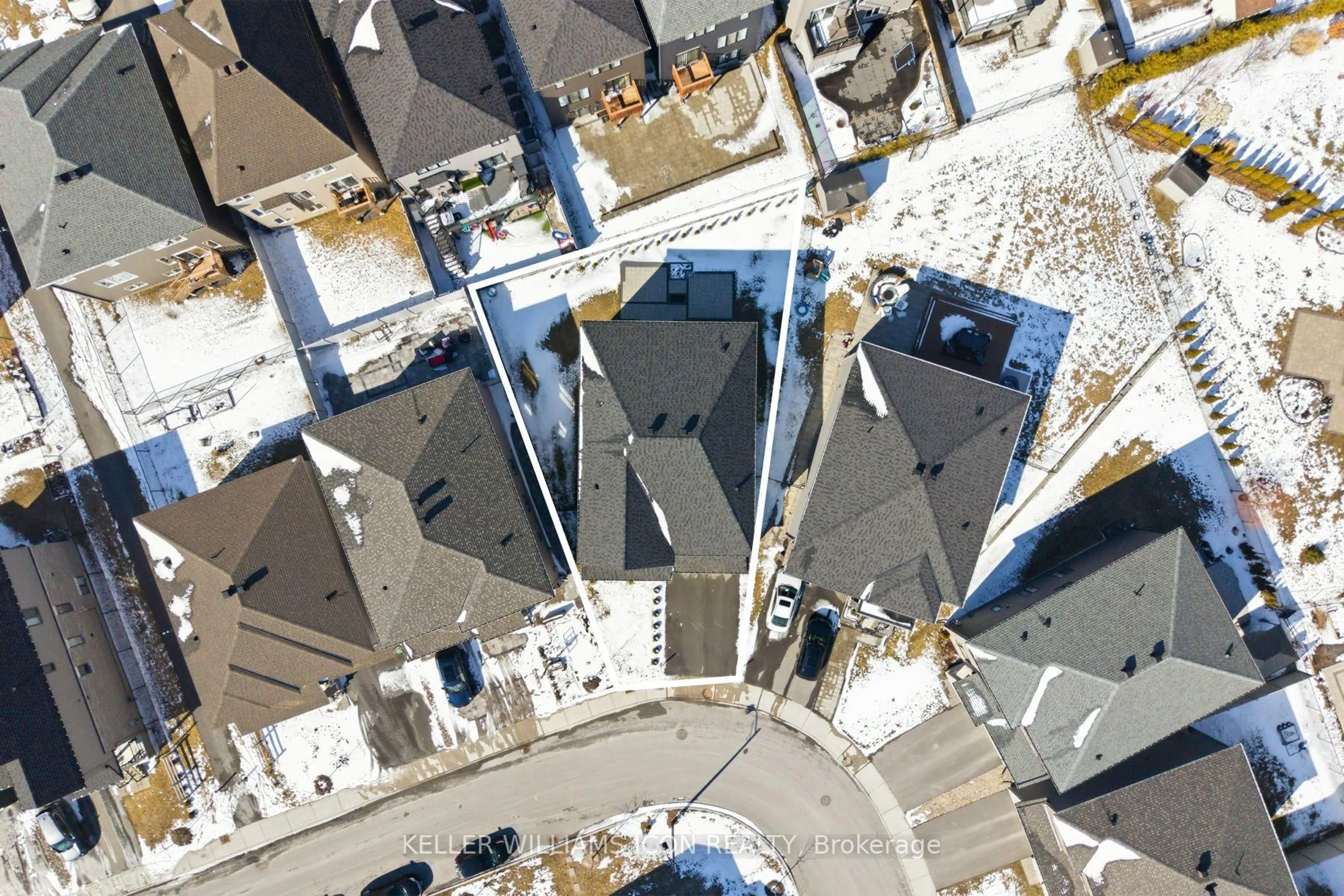 A pic from outside/outdoor area/front of a property/back of a property/a pic from drone, street for 352 Cloyne Cres, Ottawa Ontario K2J 6W4