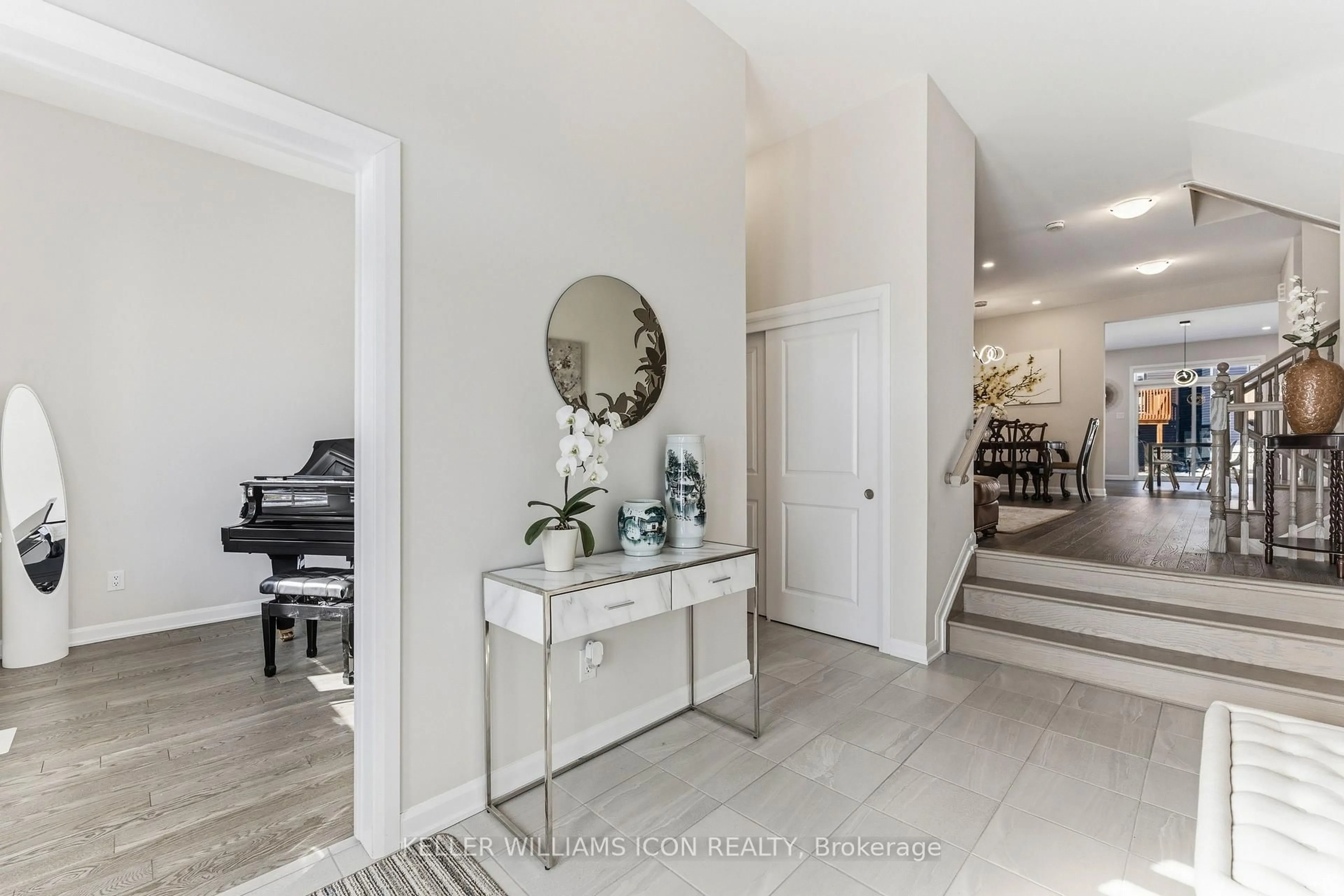 Indoor entryway for 352 Cloyne Cres, Ottawa Ontario K2J 6W4