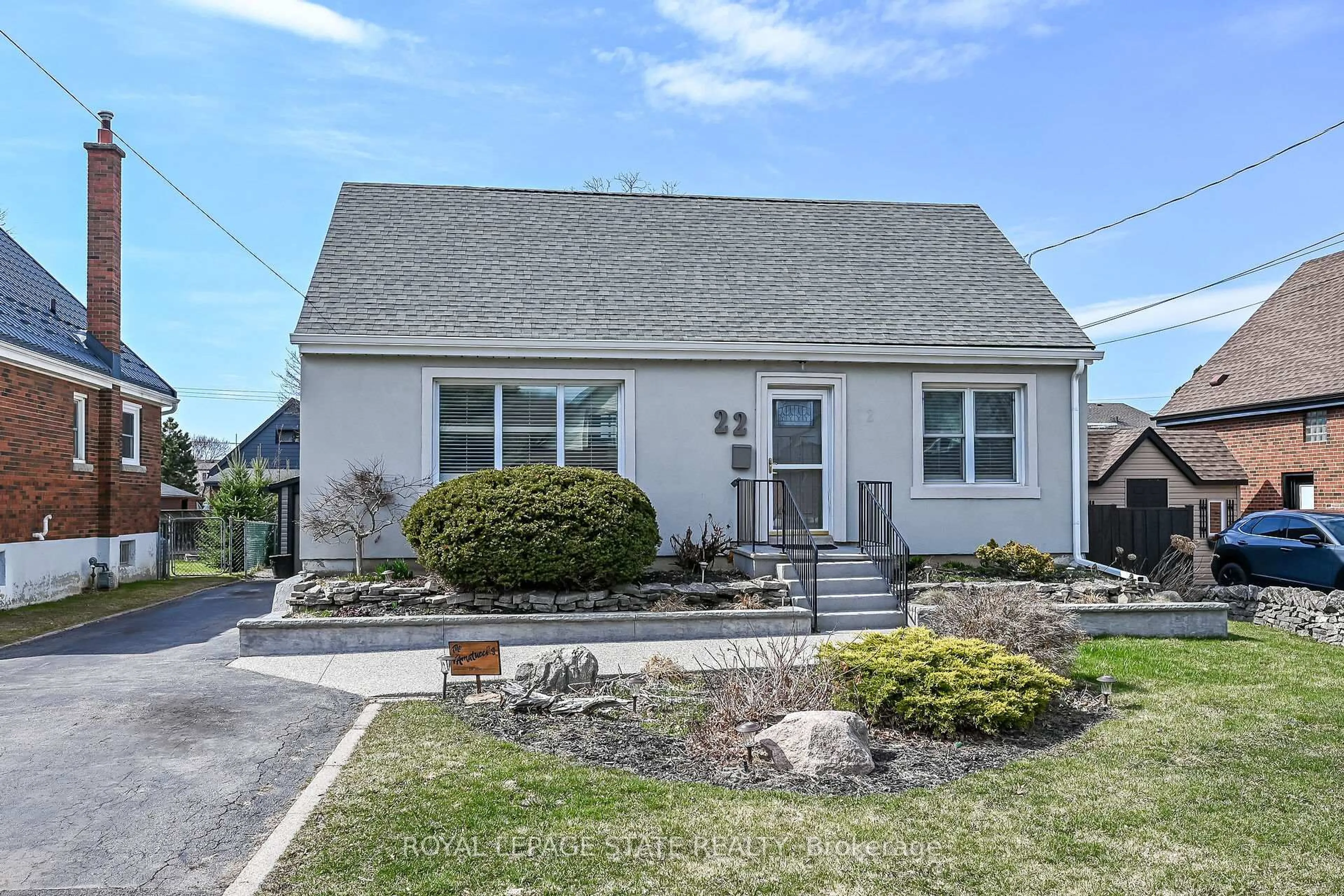 Home with vinyl exterior material, street for 22 Marion Pl, Hamilton Ontario L8G 1R7