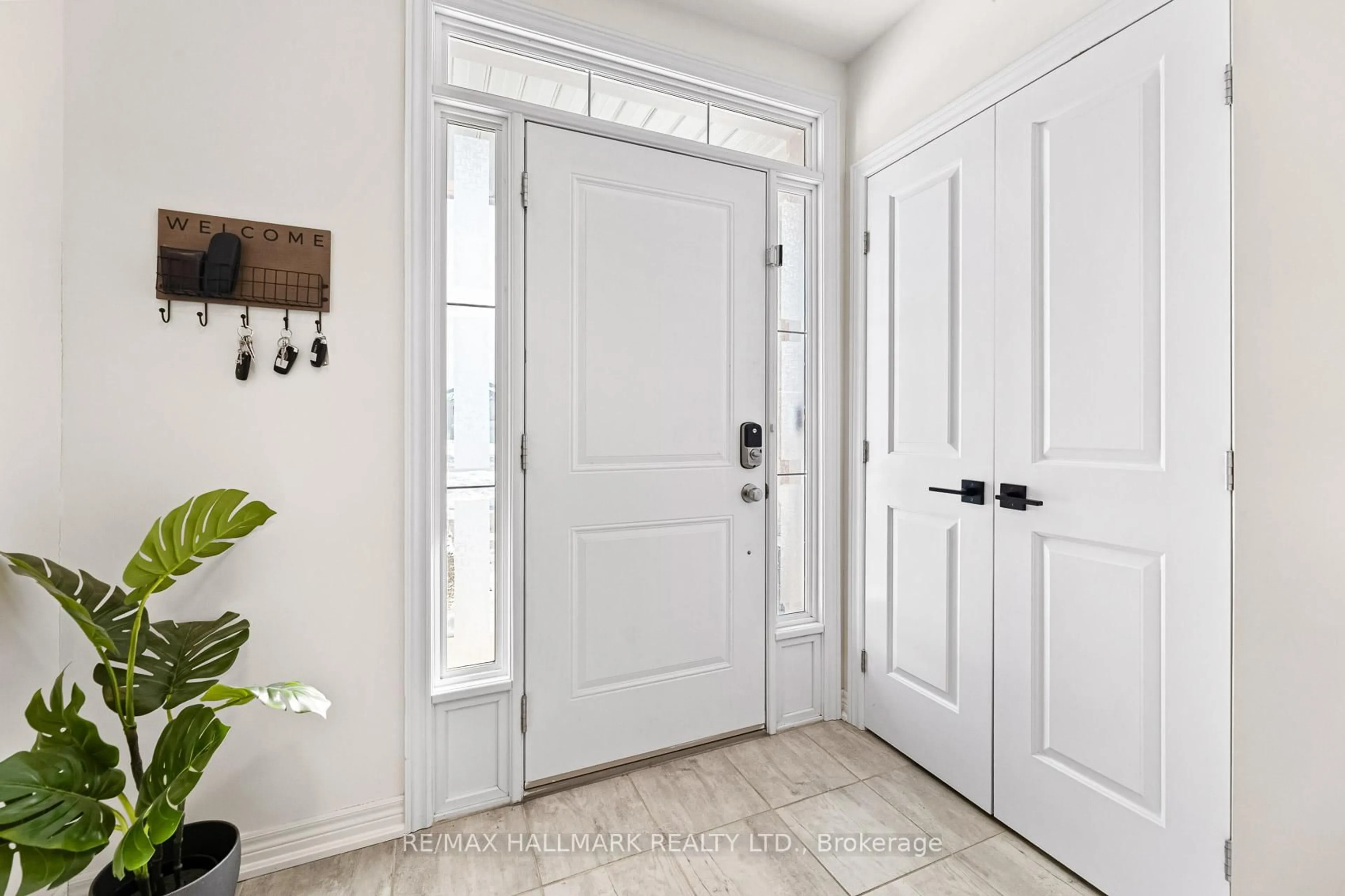 Indoor entryway for 283 Skinner Rd, Hamilton Ontario L8B 1W5