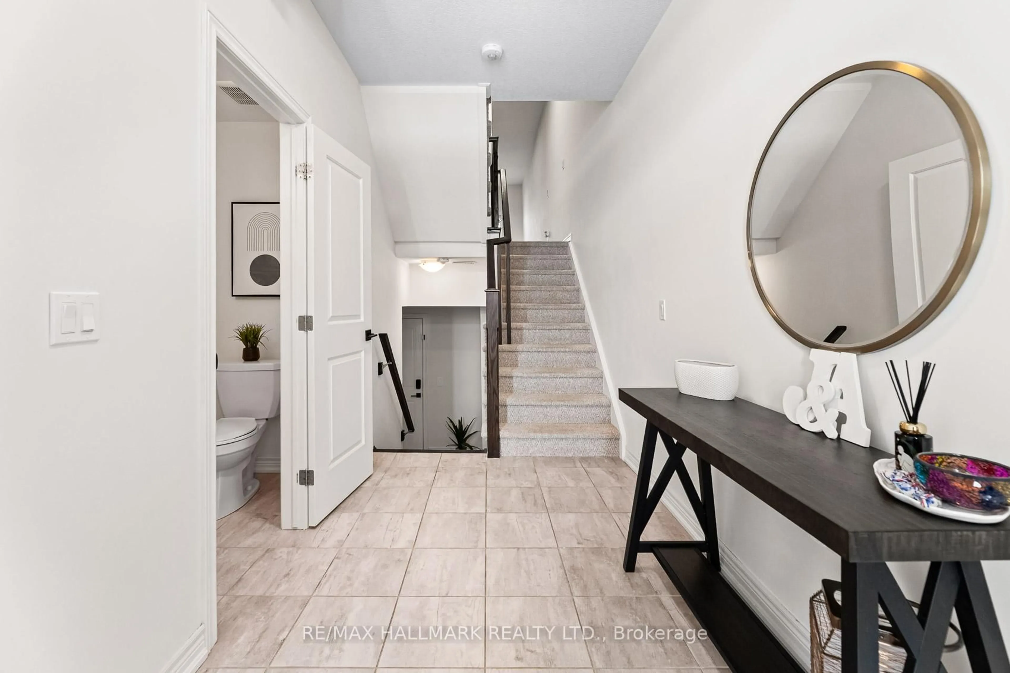 Indoor entryway for 283 Skinner Rd, Hamilton Ontario L8B 1W5
