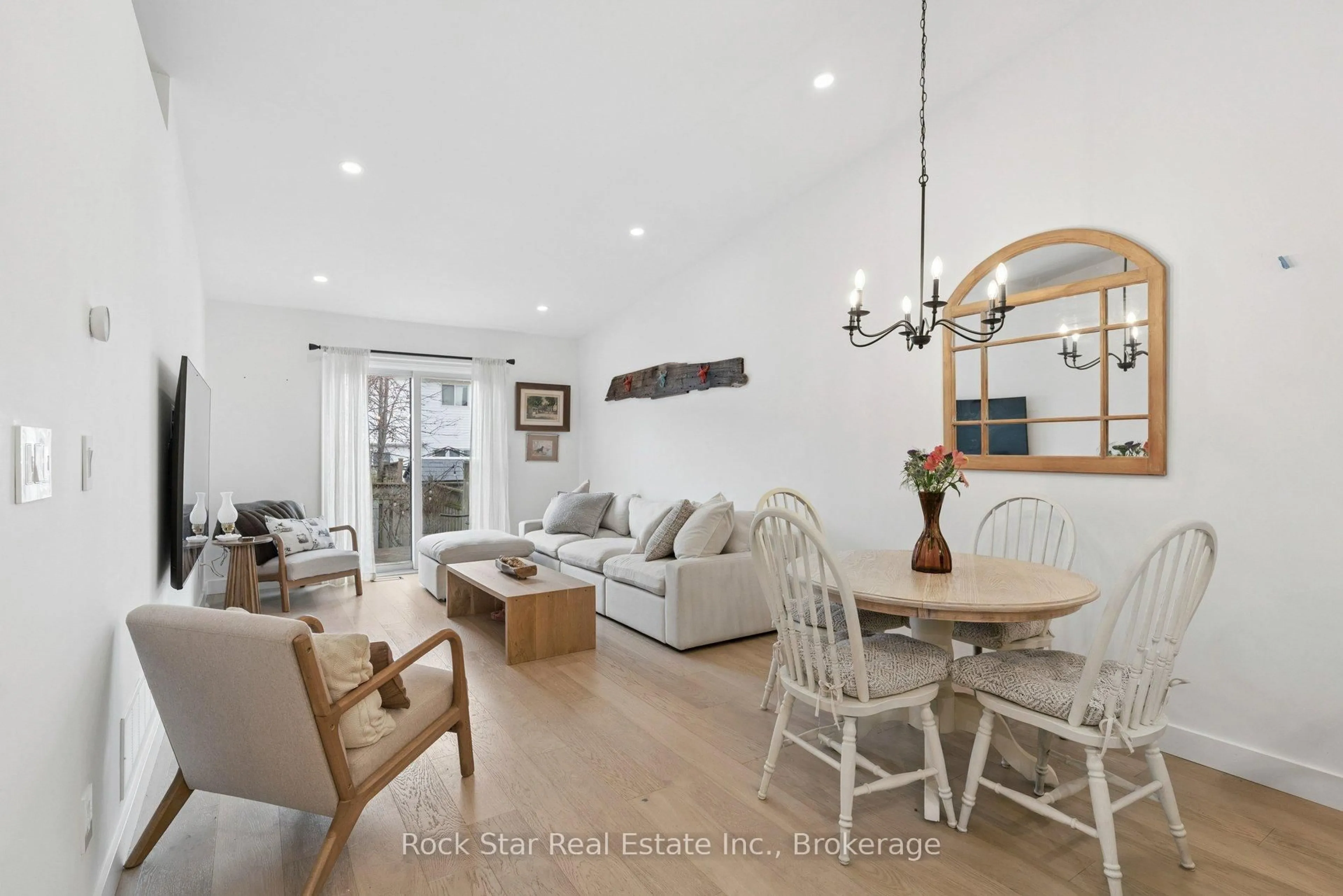 Living room with furniture, unknown for 4467 Michael Ave, Lincoln Ontario L3J 0E2