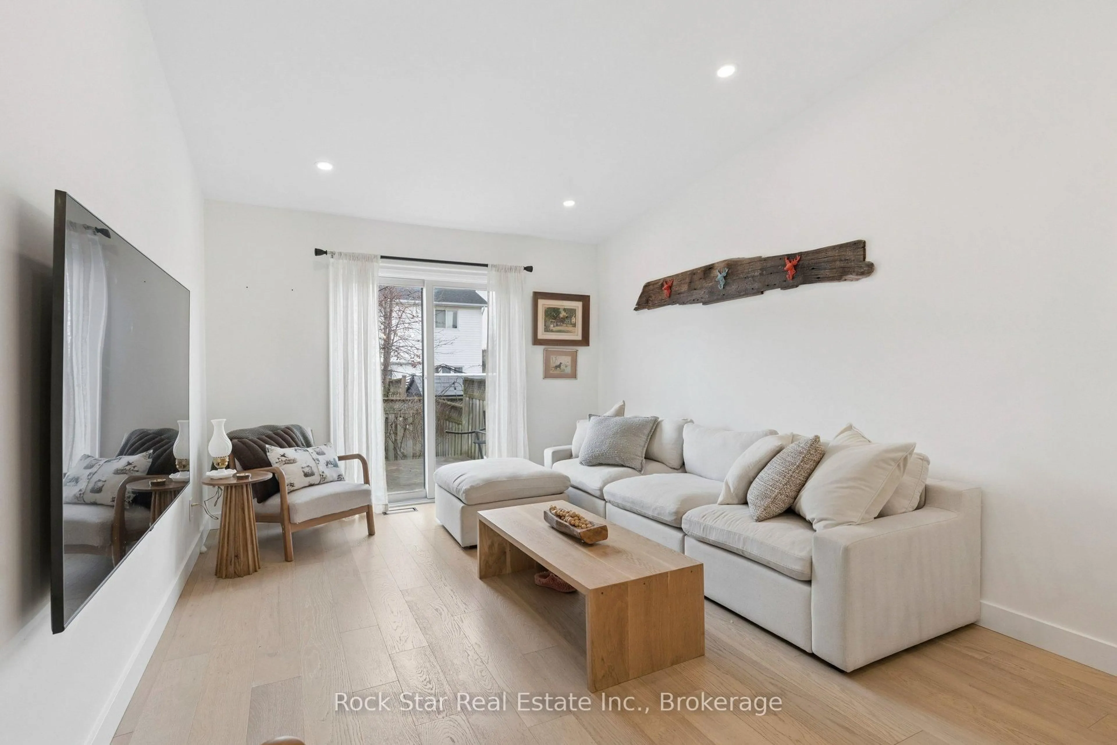 Living room with furniture, wood/laminate floor for 4467 Michael Ave, Lincoln Ontario L3J 0E2