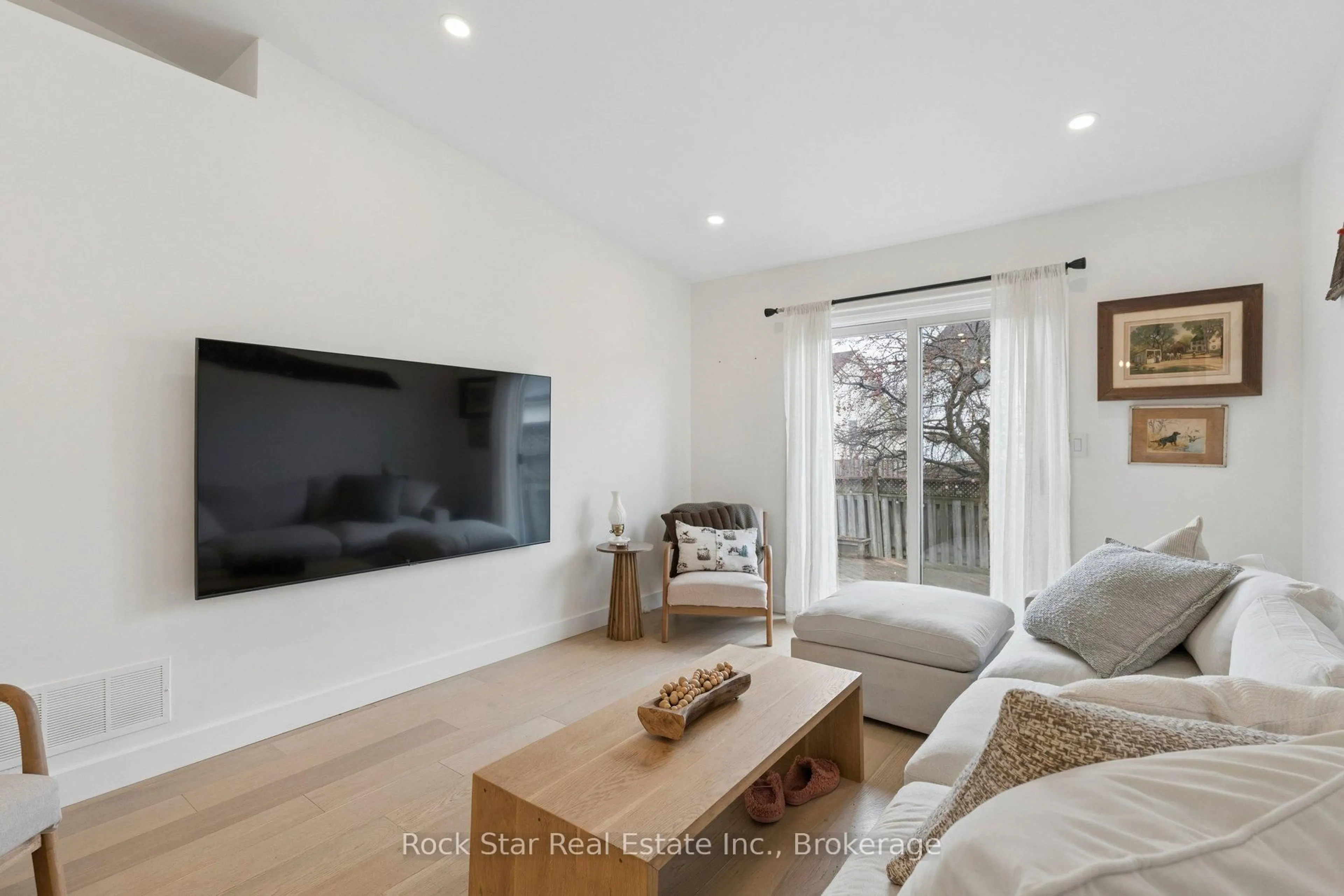 Living room with furniture, wood/laminate floor for 4467 Michael Ave, Lincoln Ontario L3J 0E2