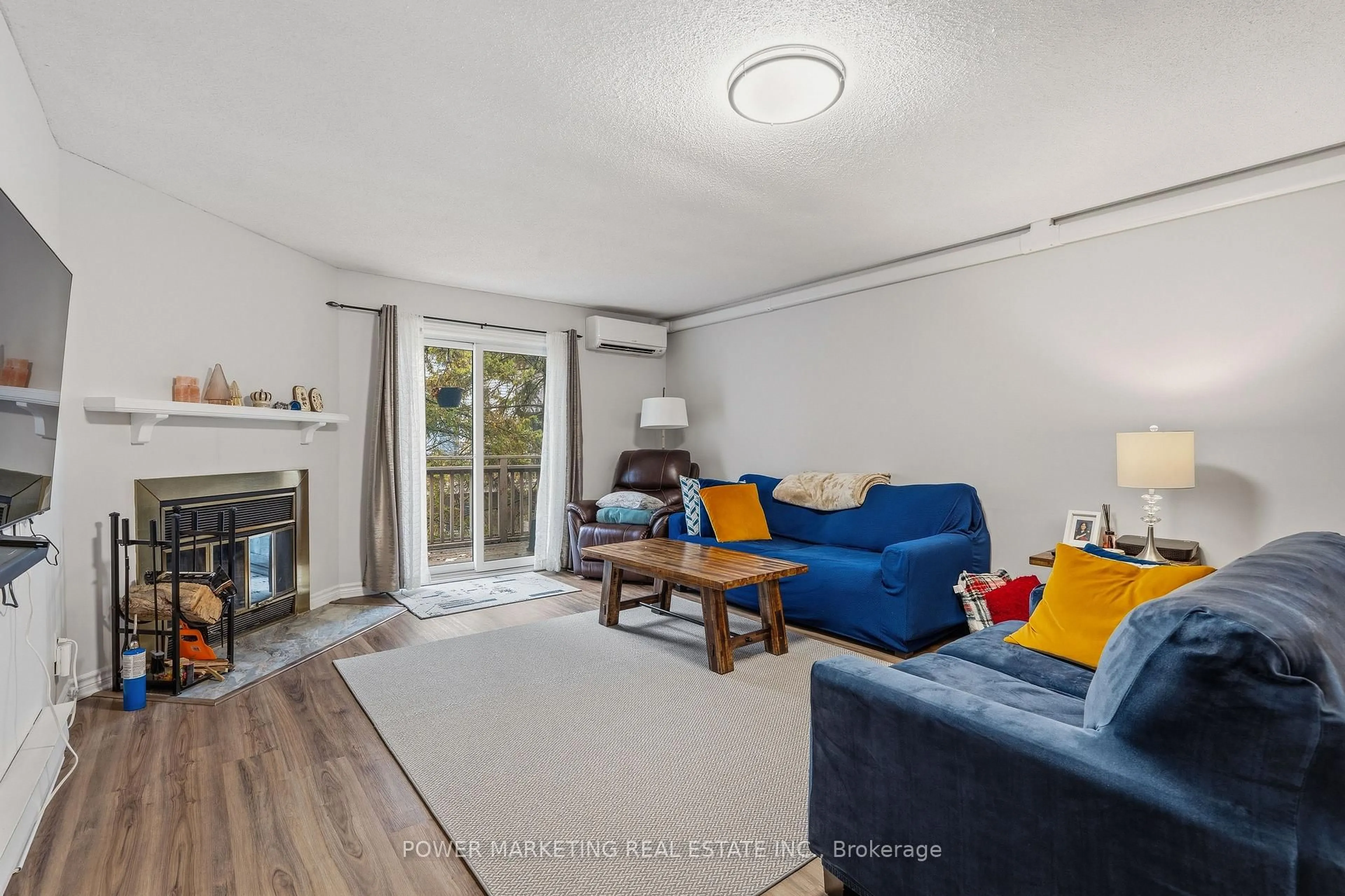 Living room with furniture, wood/laminate floor for 160 RUSHFORD Private, Ottawa Ontario K1T 3C8