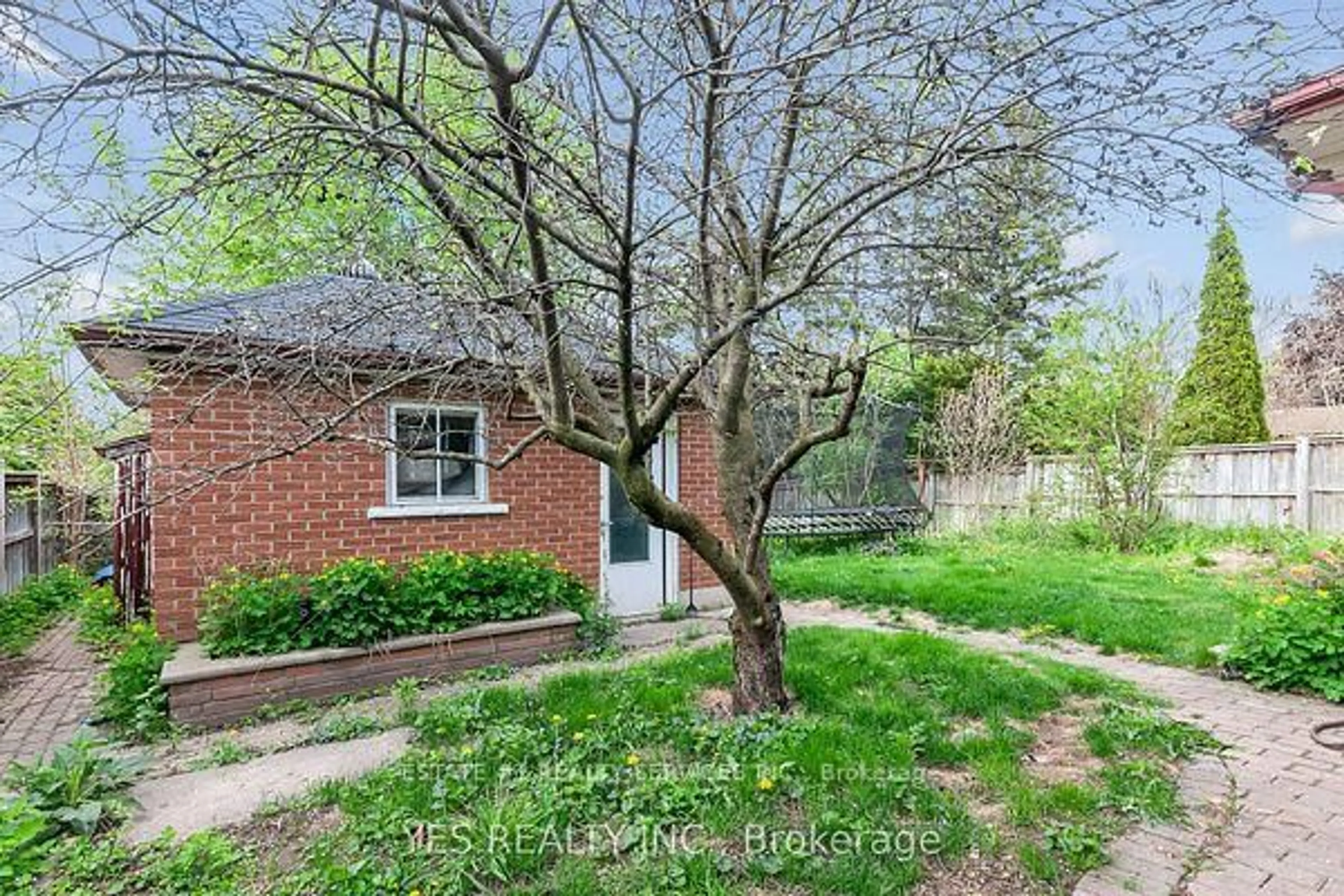 A pic from outside/outdoor area/front of a property/back of a property/a pic from drone, unknown for 176 Kenneth Ave, Kitchener Ontario N2A 1W2