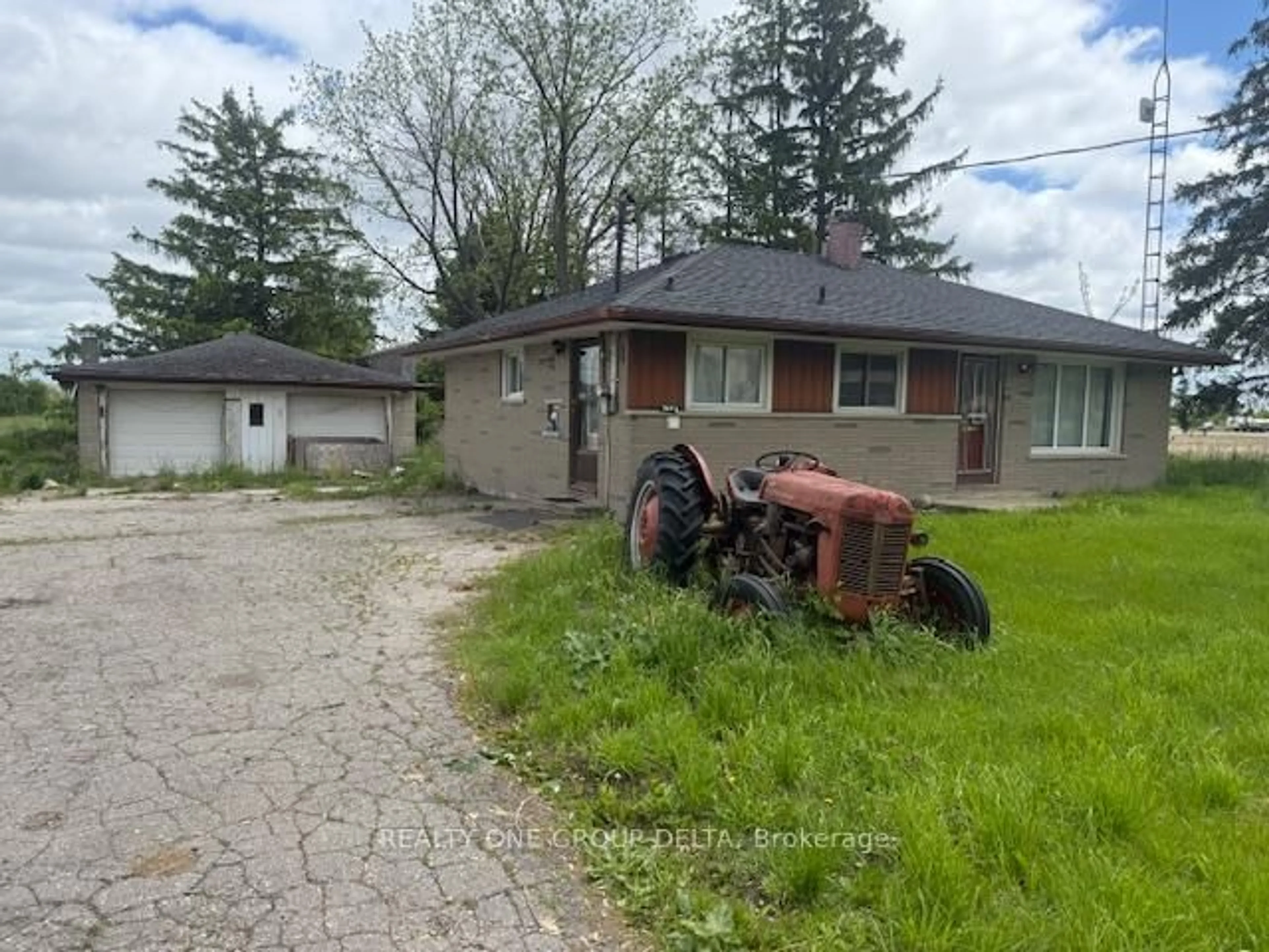 A pic from outside/outdoor area/front of a property/back of a property/a pic from drone, street for 7121 Wellington Rd 124 Rd, Guelph/Eramosa Ontario N1H 6H7