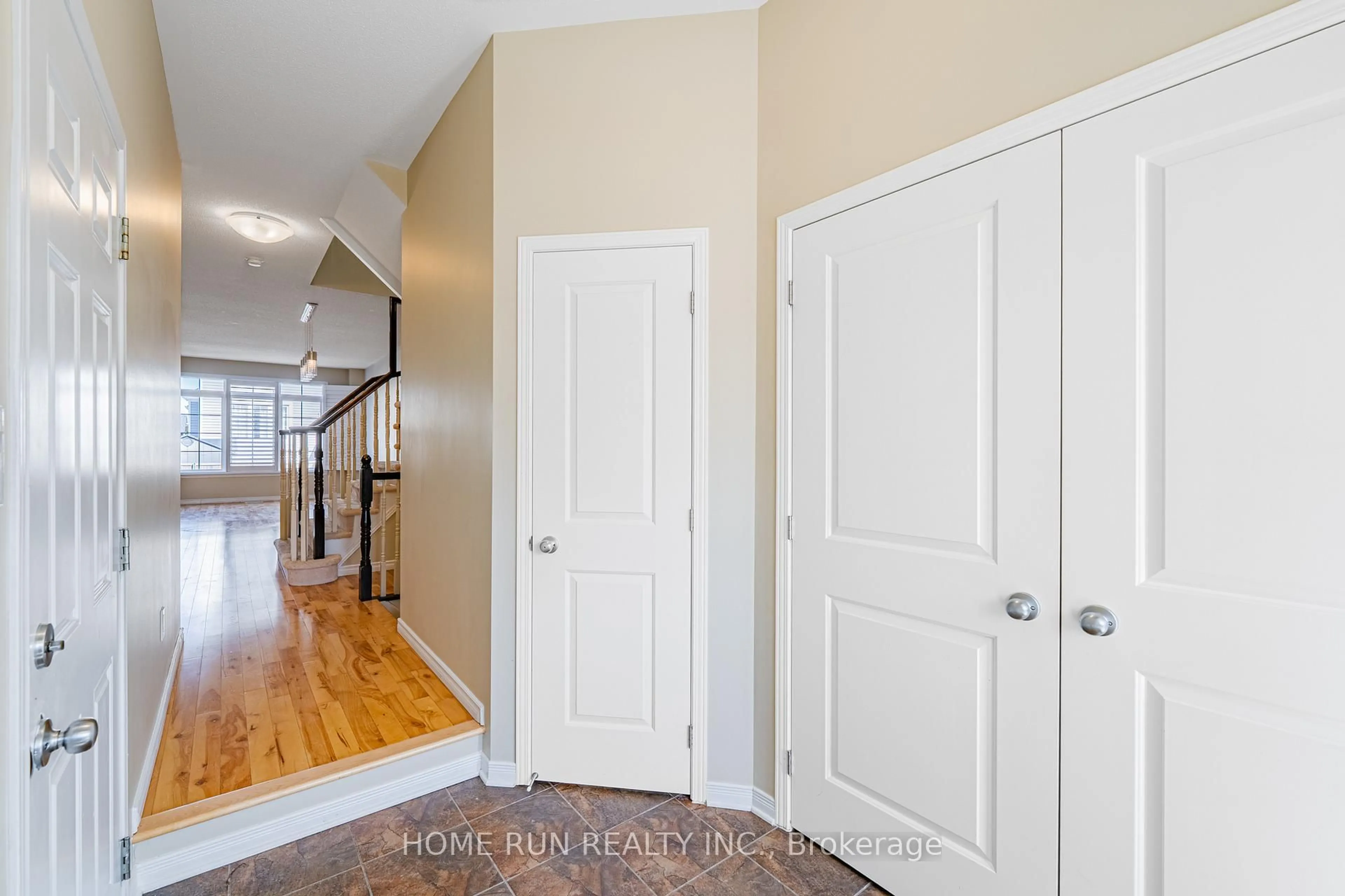 Indoor entryway for 602 Pamplona Private, Ottawa Ontario K2J 5T3