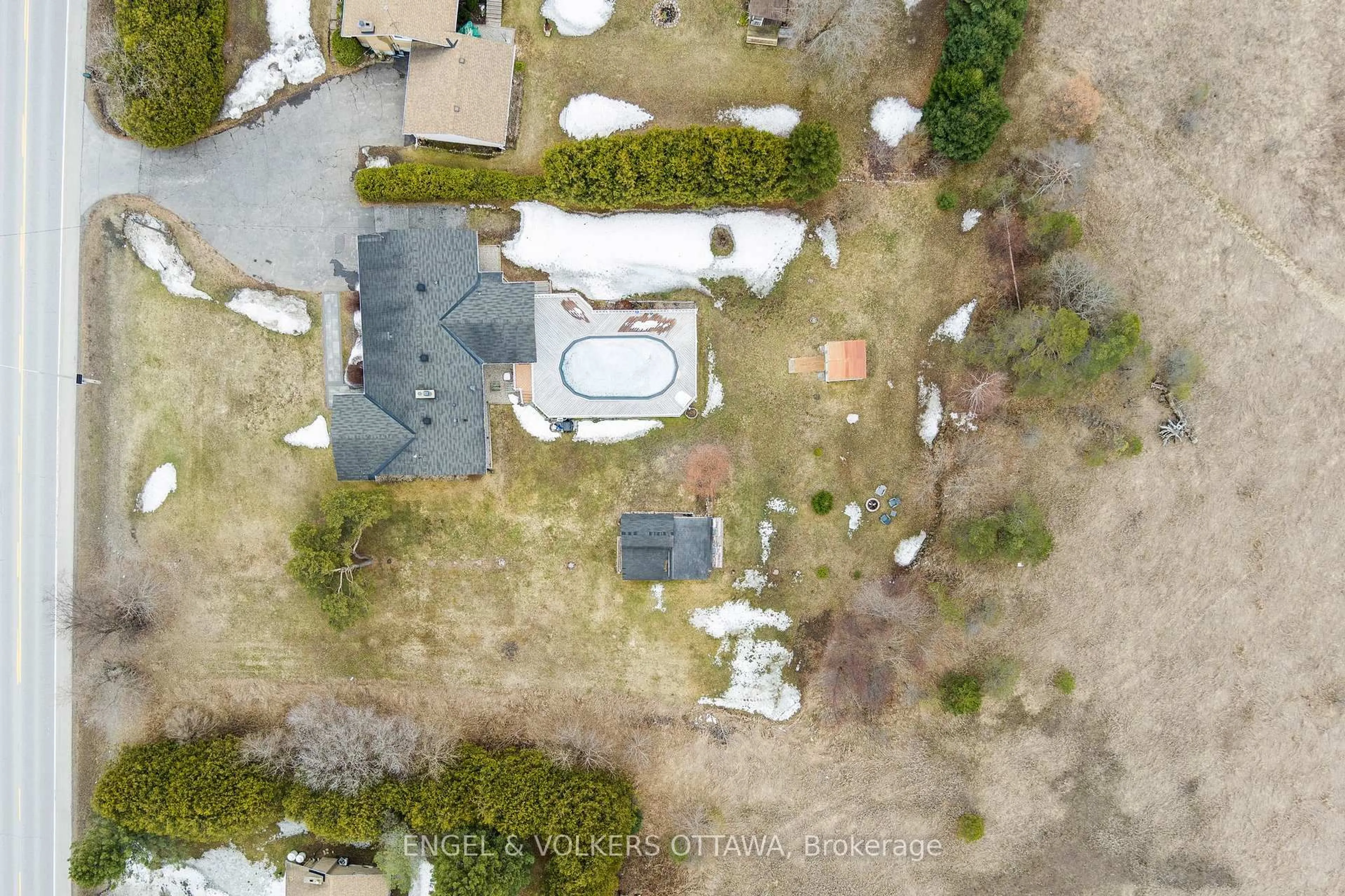 A pic from outside/outdoor area/front of a property/back of a property/a pic from drone, street for 4624 Albion Rd, Ottawa Ontario K1X 1A5