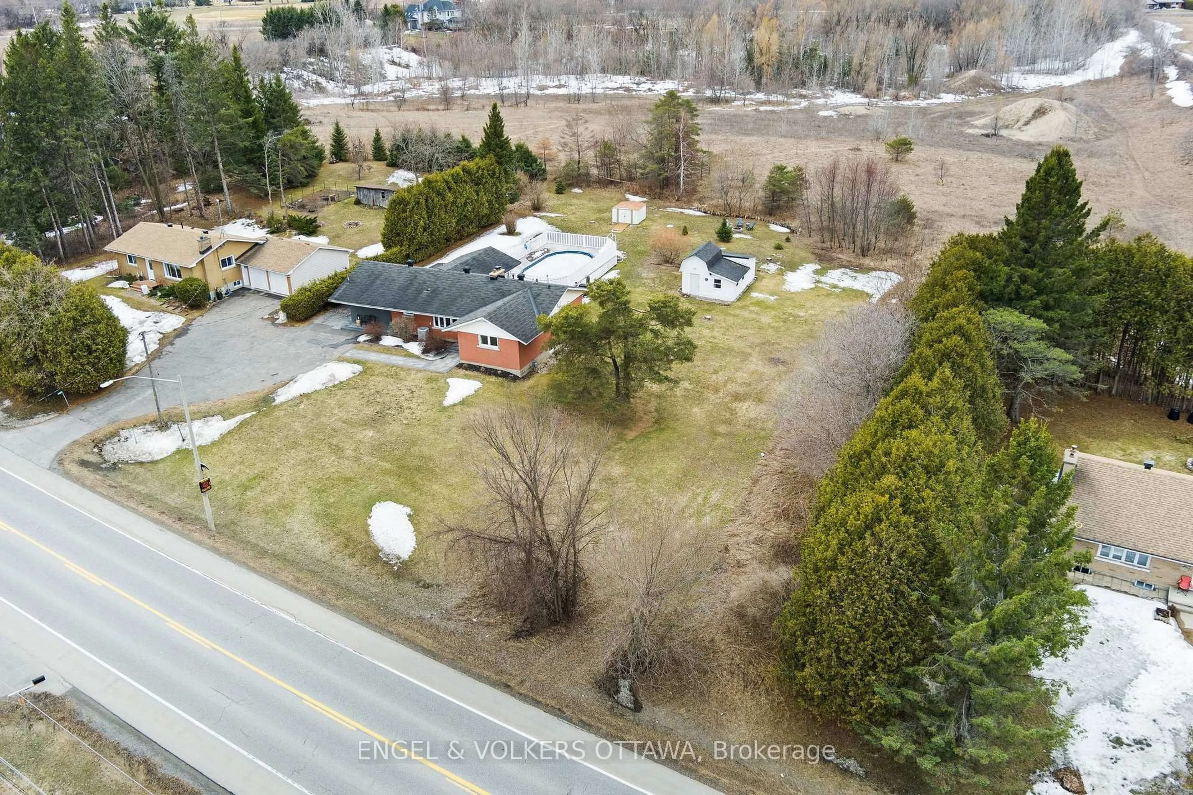 A pic from outside/outdoor area/front of a property/back of a property/a pic from drone, street for 4624 Albion Rd, Ottawa Ontario K1X 1A5