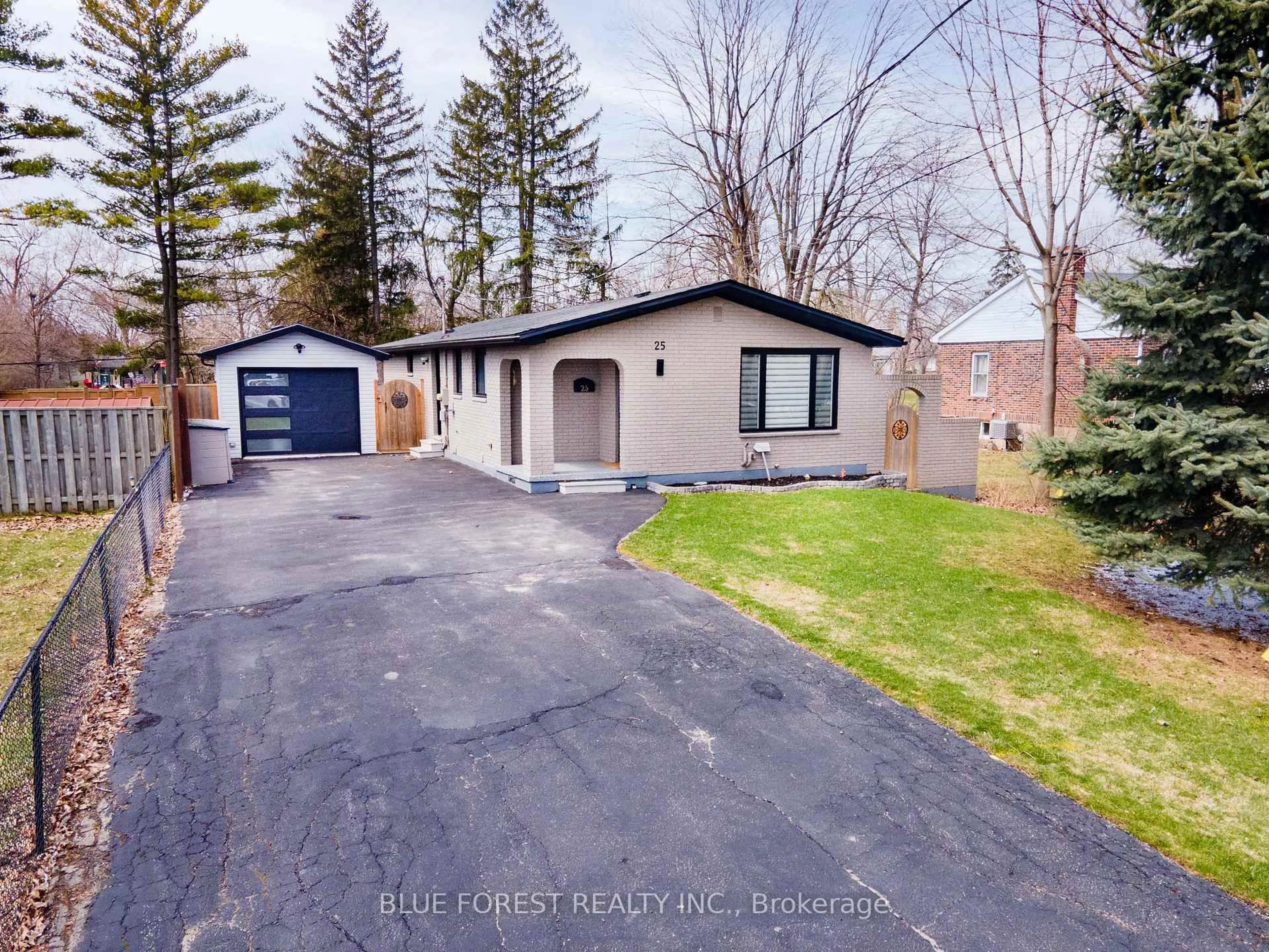 A pic from outside/outdoor area/front of a property/back of a property/a pic from drone, street for 25 HOLIDAY Ave, London South Ontario N6E 1M9