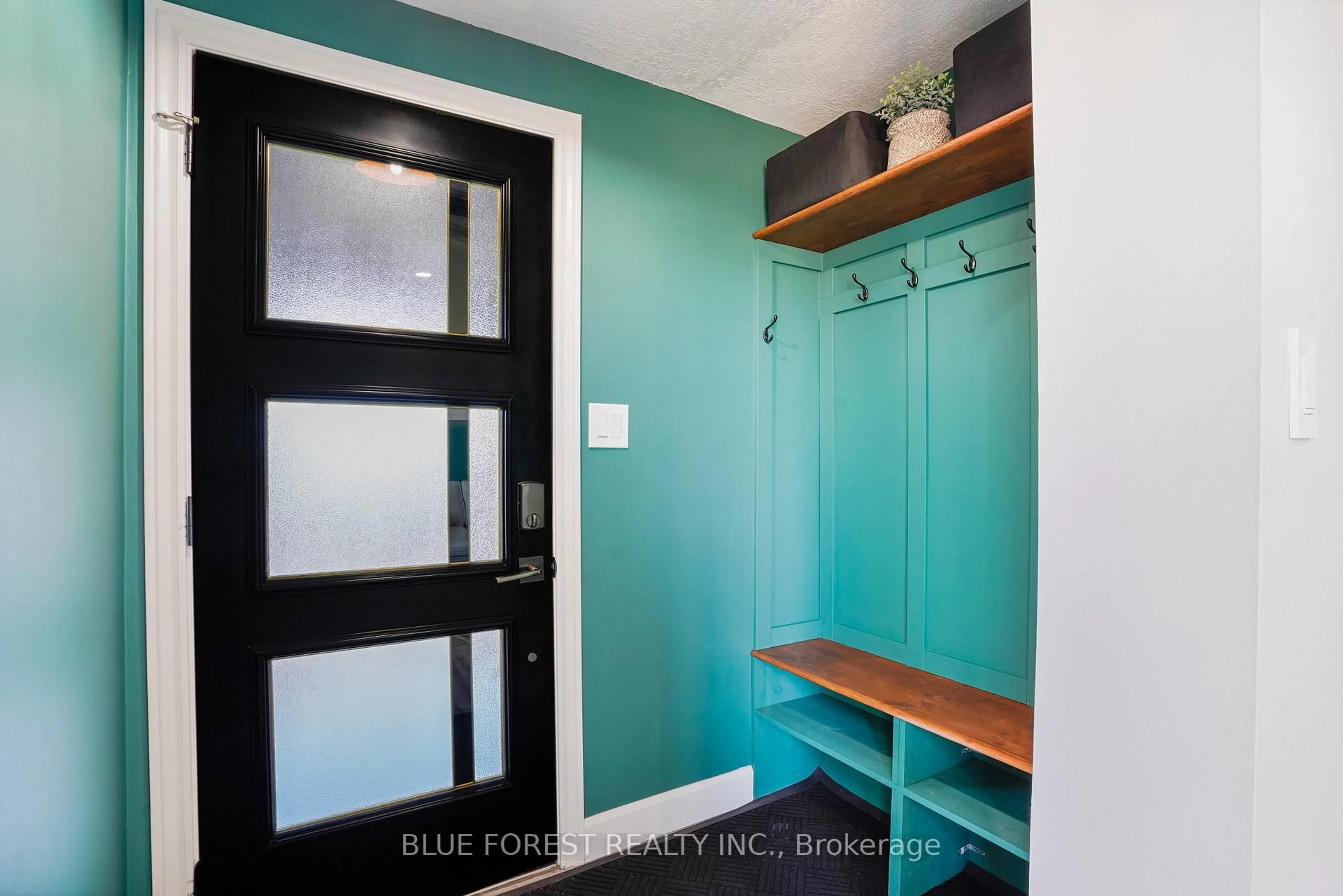 Indoor entryway for 25 HOLIDAY Ave, London South Ontario N6E 1M9