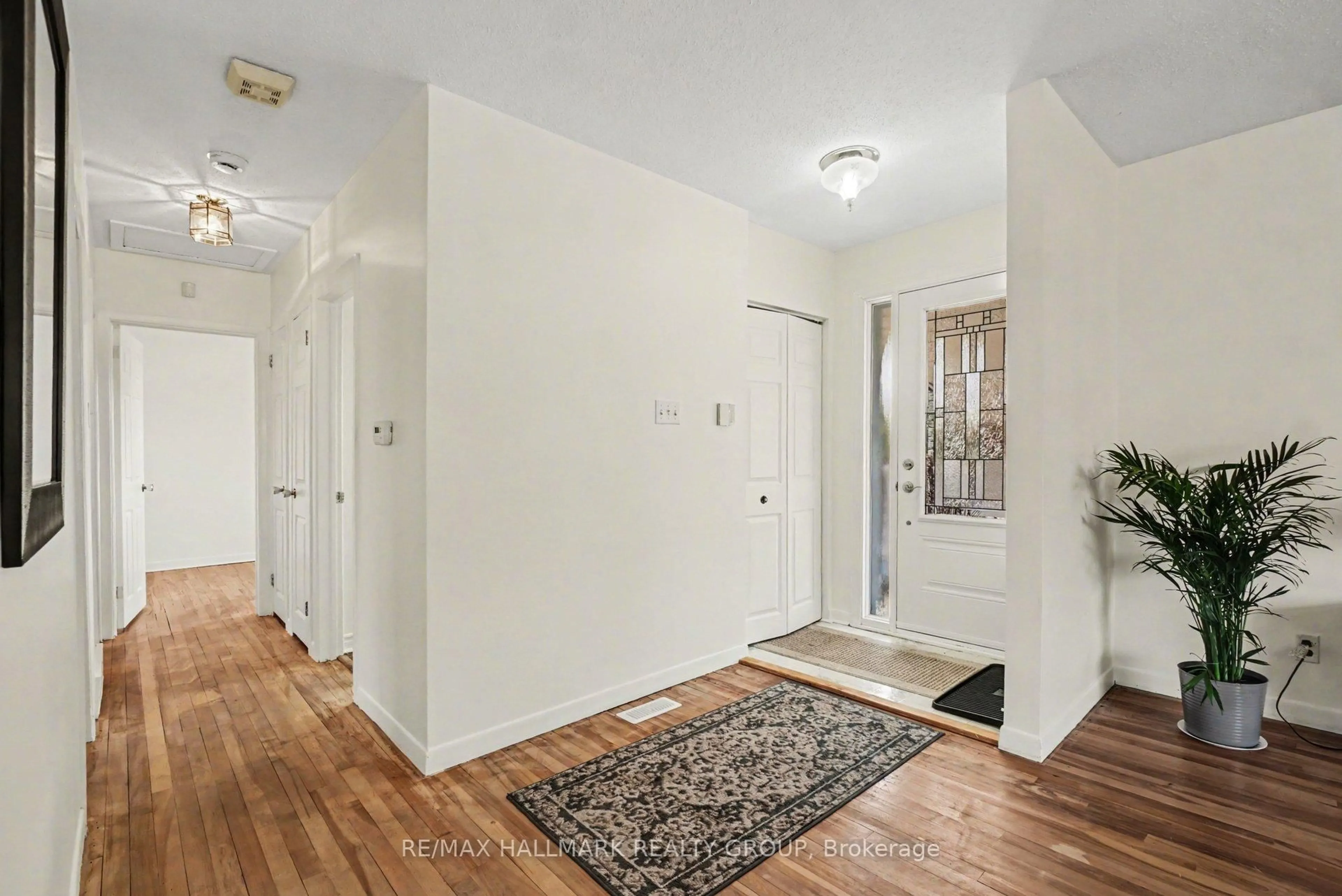 Indoor entryway for 2354 Furby Ave, Ottawa Ontario K1G 1E3