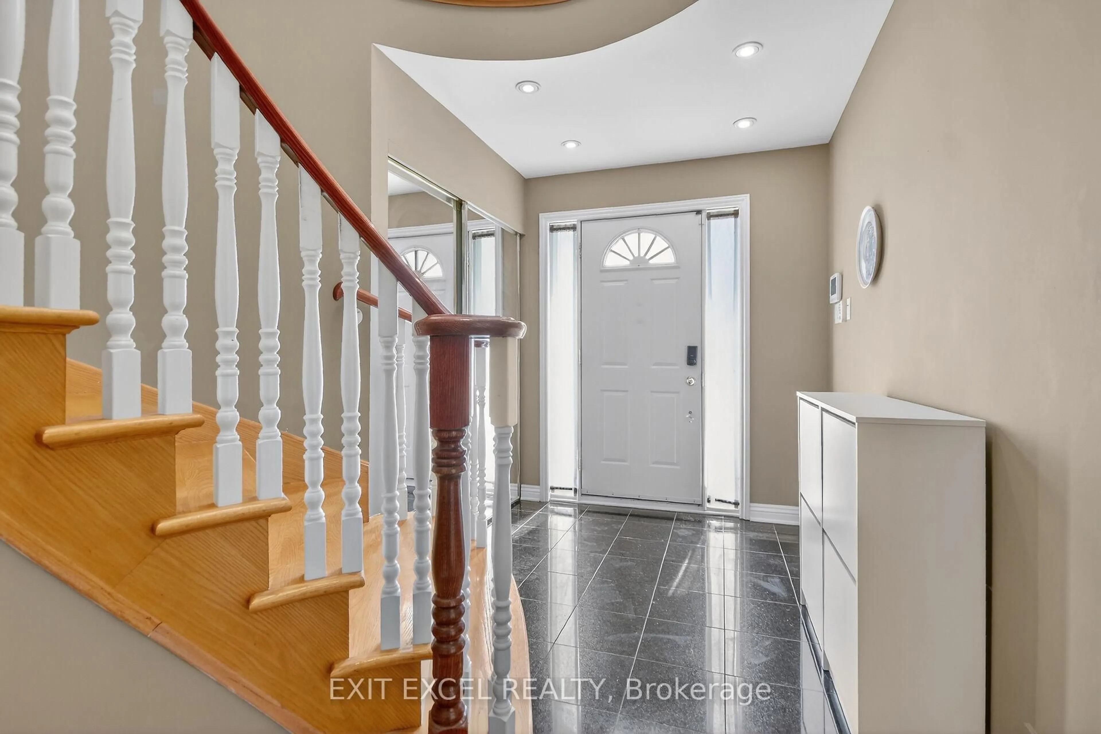Indoor entryway for 1093-B Normandy Normandy Cres, Ottawa Ontario K2C 0L9
