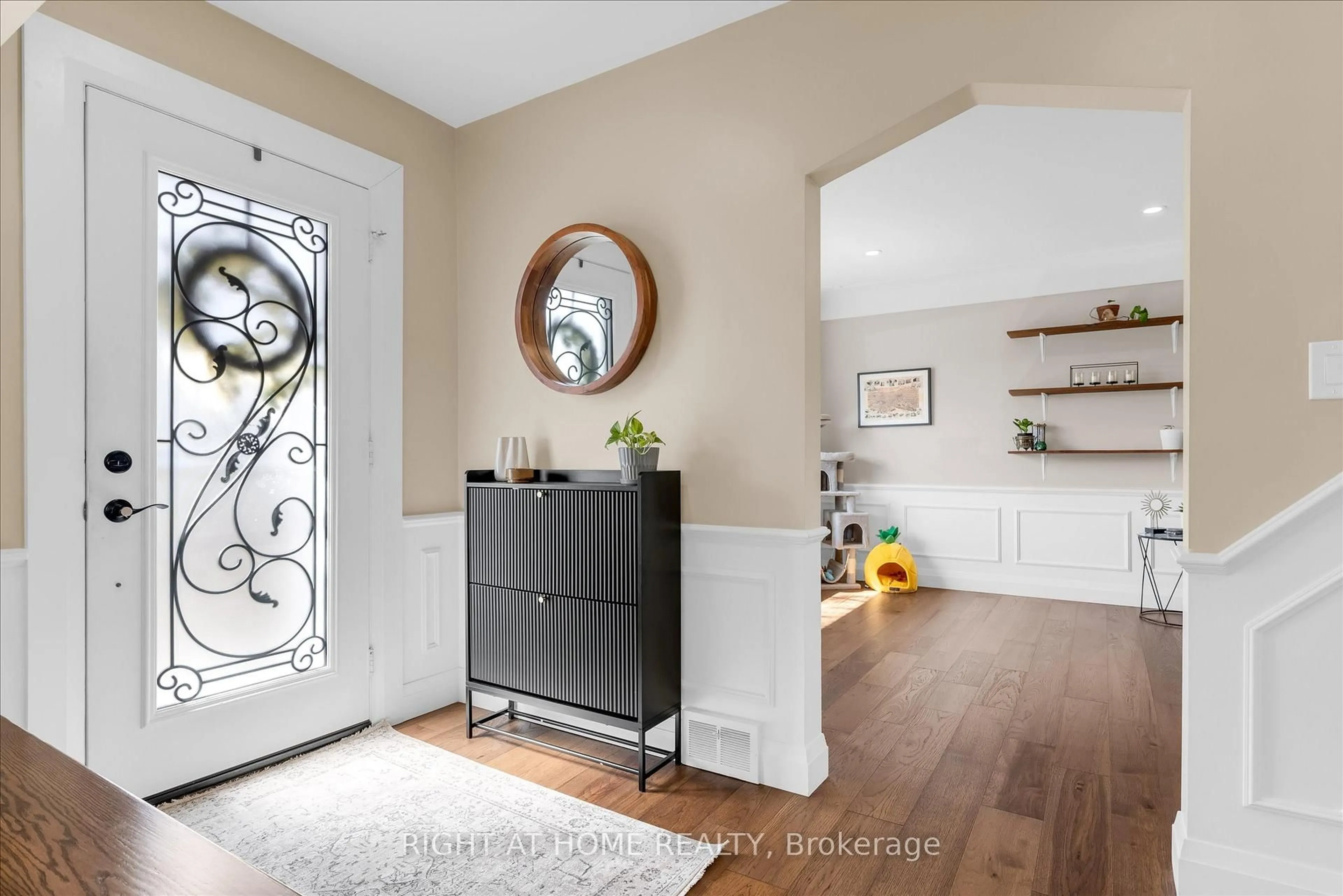 Indoor entryway for 74 Glenview Dr, Hamilton Ontario L8G 2L6