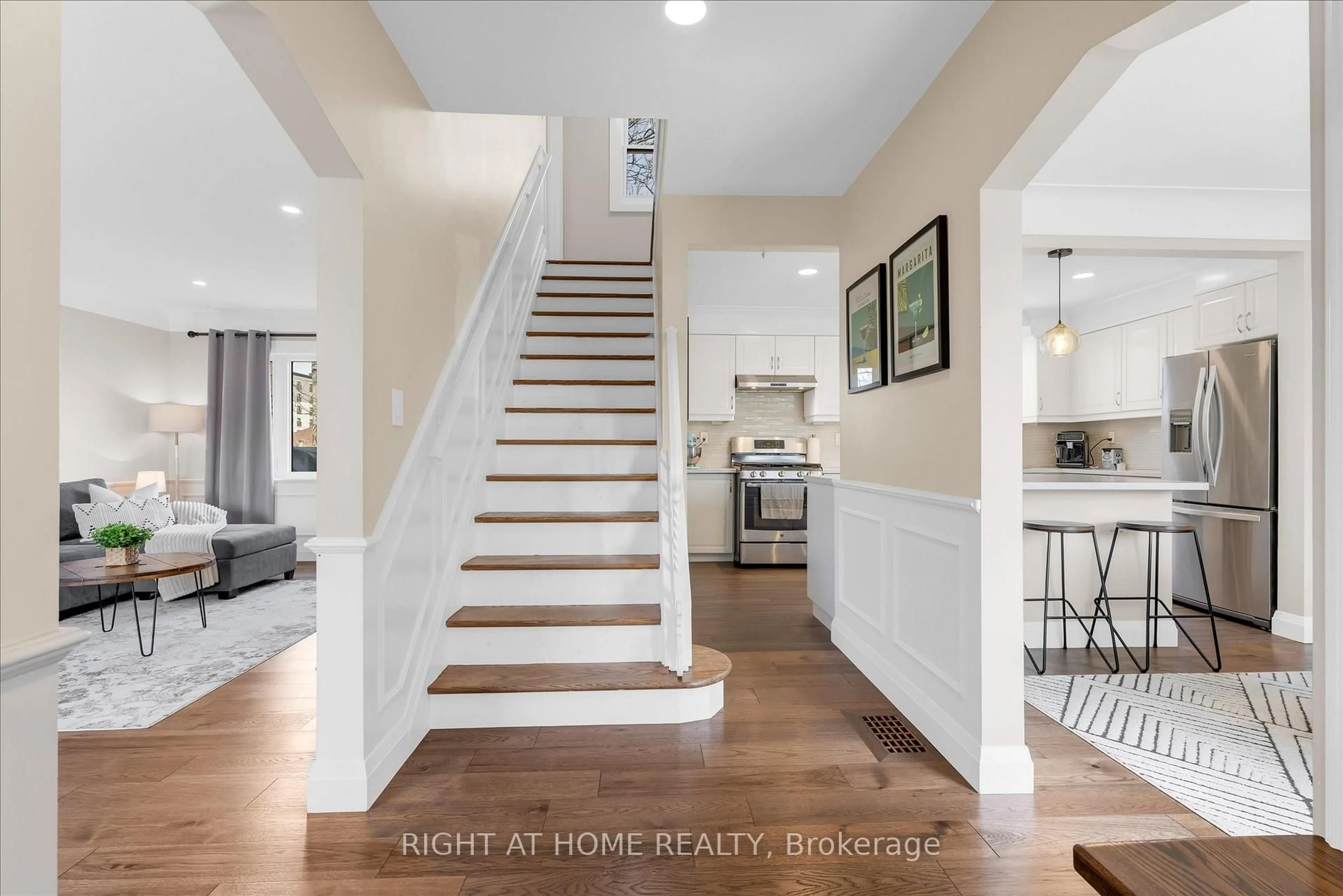 Indoor entryway for 74 Glenview Dr, Hamilton Ontario L8G 2L6