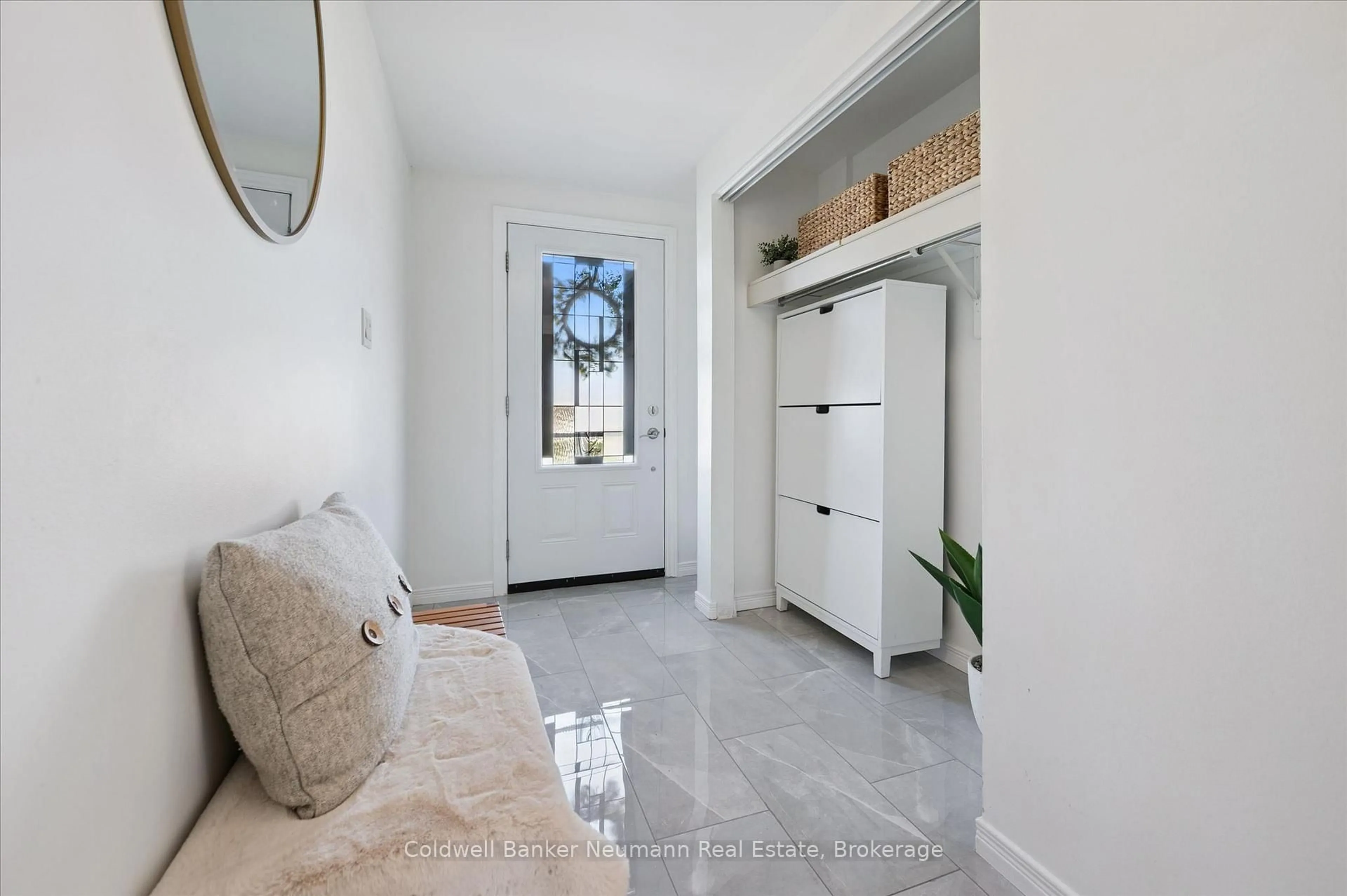 Indoor entryway for 73 Pathfinder Cres, Kitchener Ontario N2P 1S2