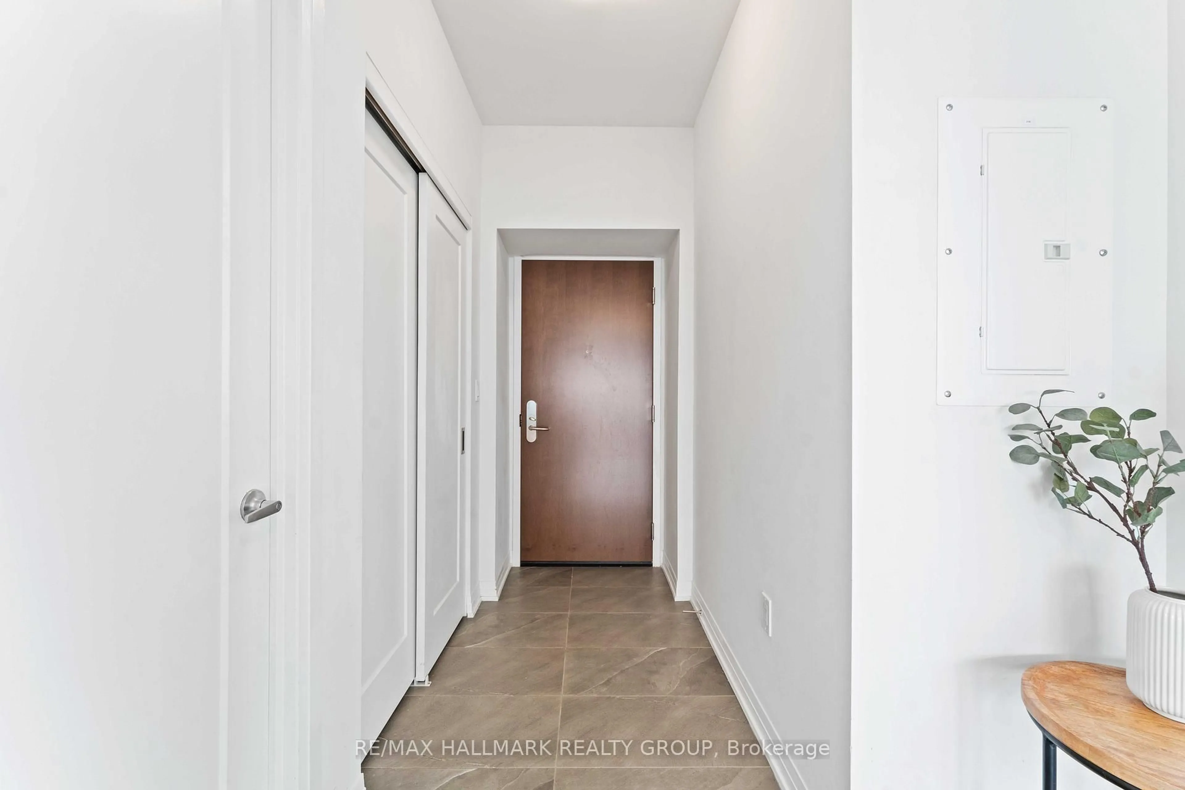 Indoor entryway for 805 Carling Ave #3108, Ottawa Ontario K1S 5W9