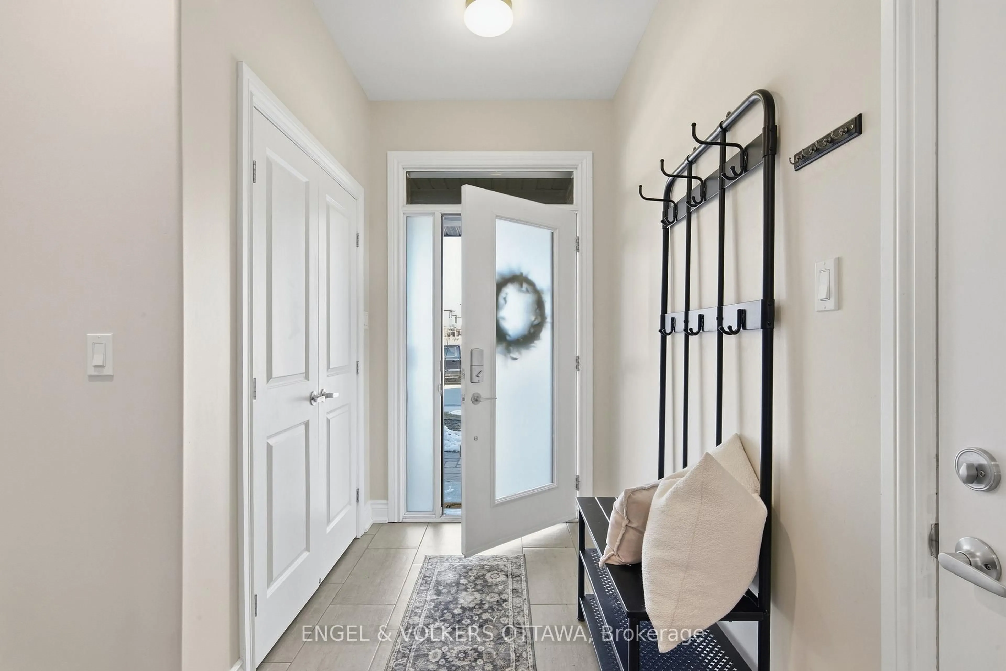 Indoor entryway for 86 Porter St, Stittsville Ontario K2S 2L8
