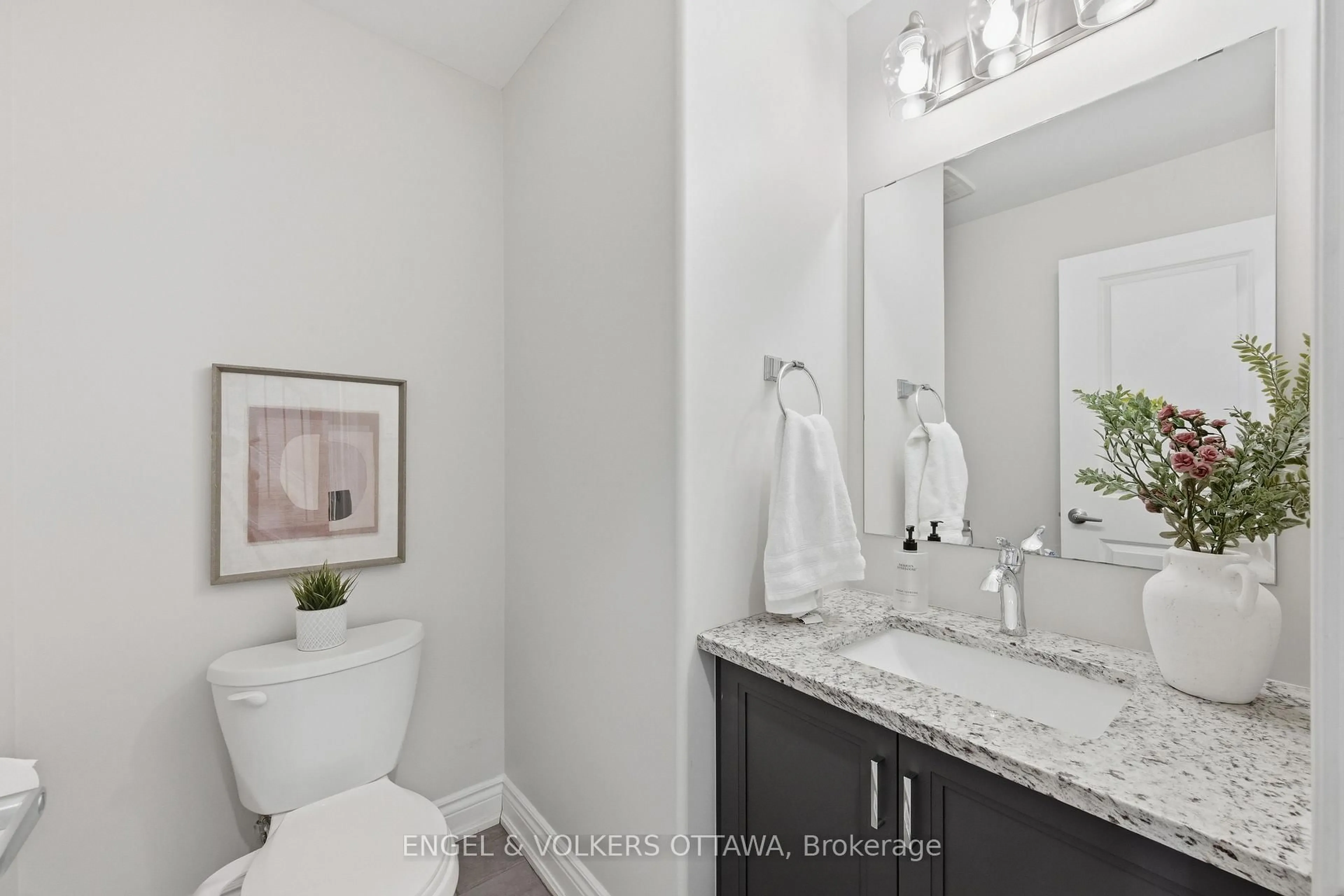 Standard bathroom, ceramic/tile floor for 86 Porter St, Stittsville Ontario K2S 2L8