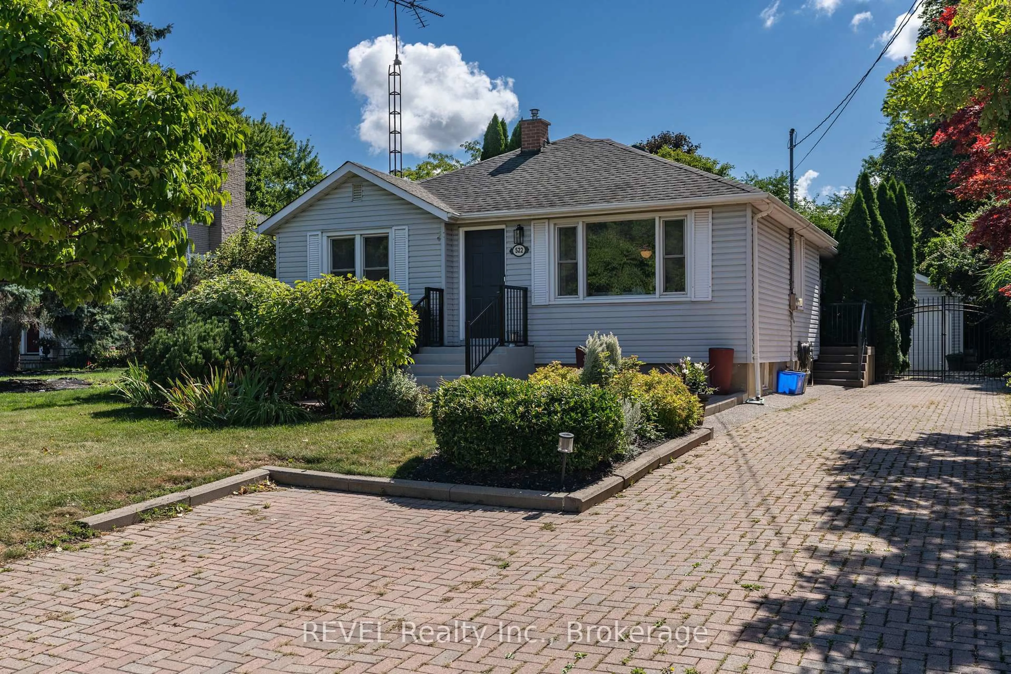 A pic from outside/outdoor area/front of a property/back of a property/a pic from drone, street for 522 Mississagua Rd, Niagara-on-the-Lake Ontario L0S 1J0