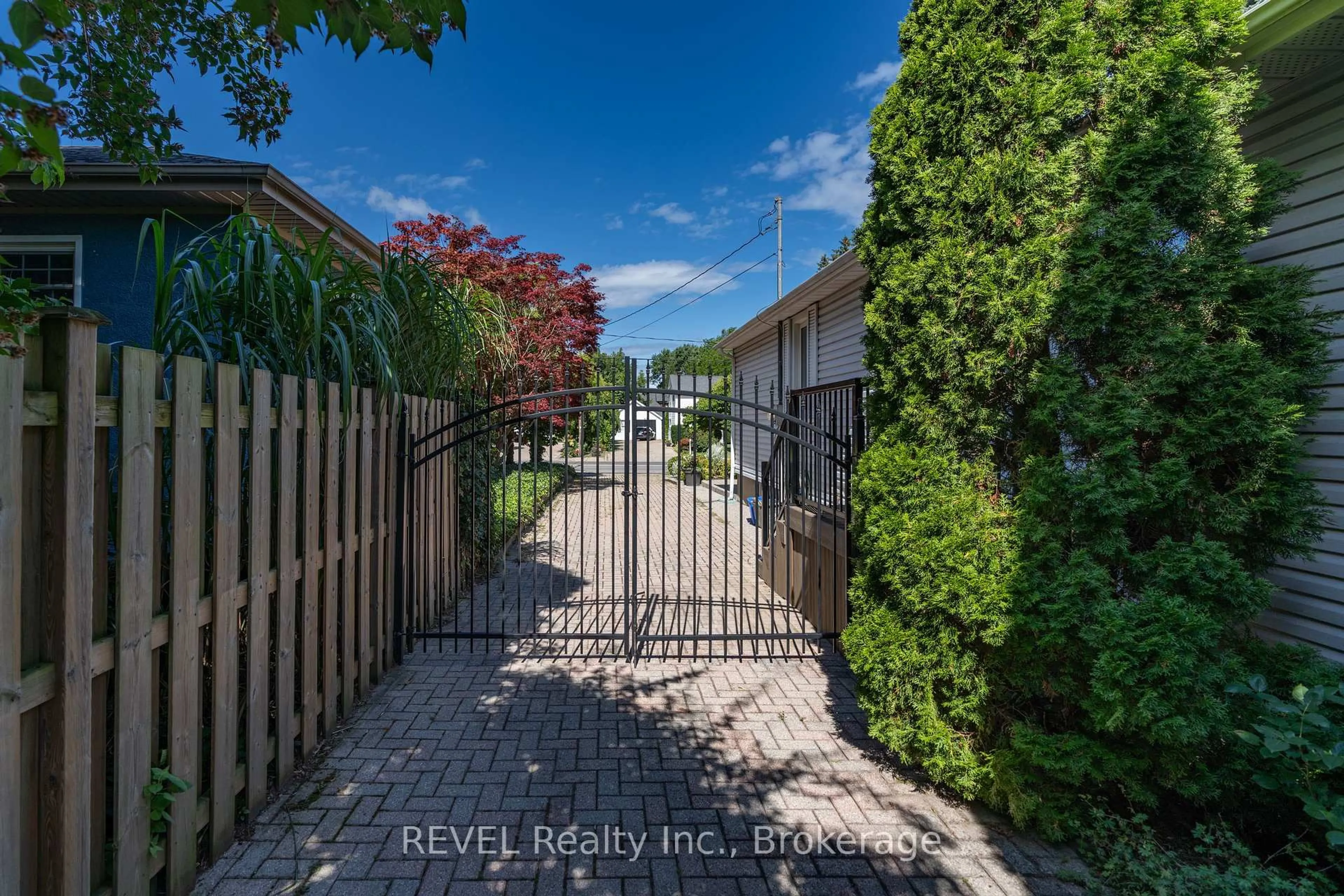 A pic from outside/outdoor area/front of a property/back of a property/a pic from drone, street for 522 Mississagua Rd, Niagara-on-the-Lake Ontario L0S 1J0