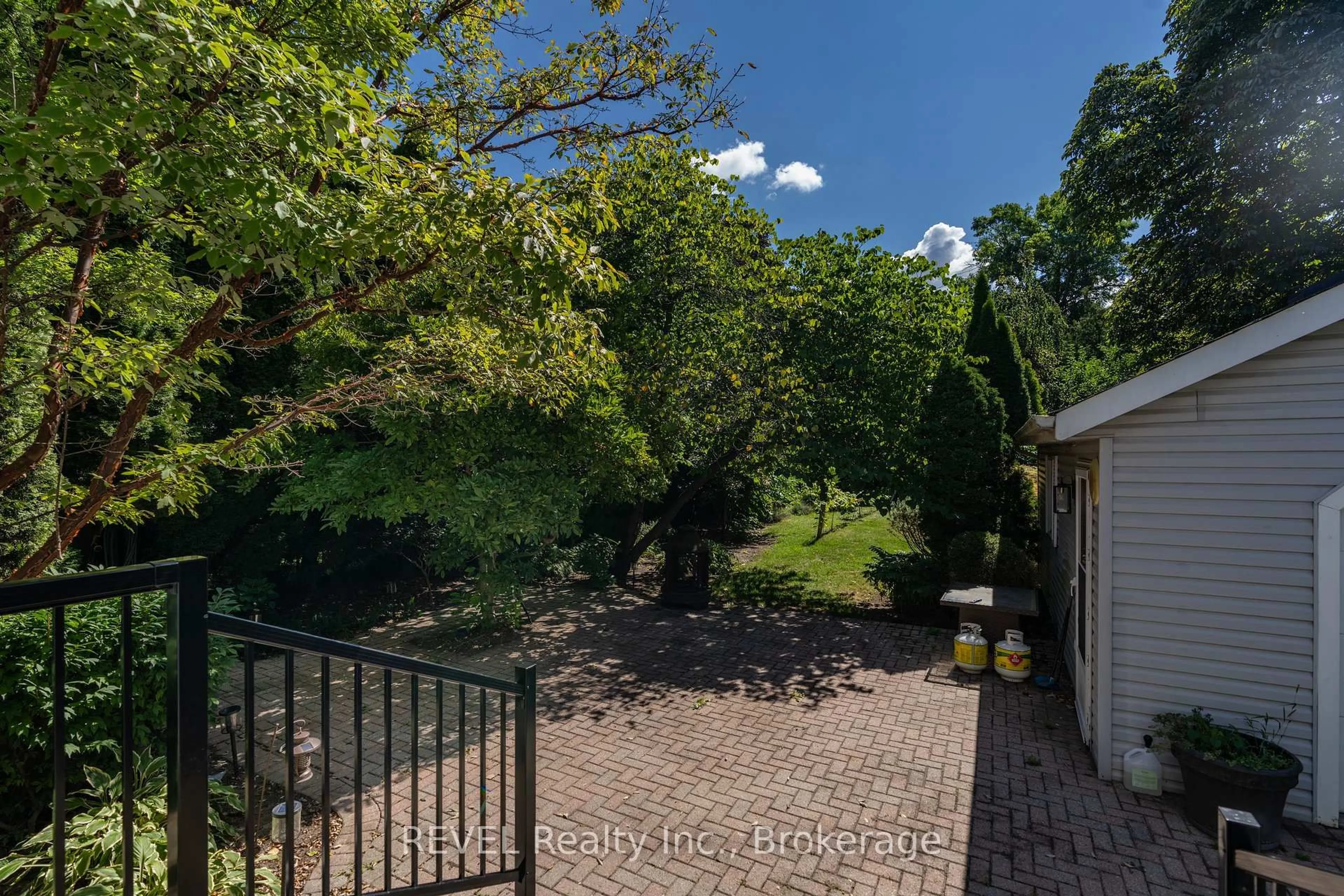 A pic from outside/outdoor area/front of a property/back of a property/a pic from drone, forest/trees view for 522 Mississagua Rd, Niagara-on-the-Lake Ontario L0S 1J0