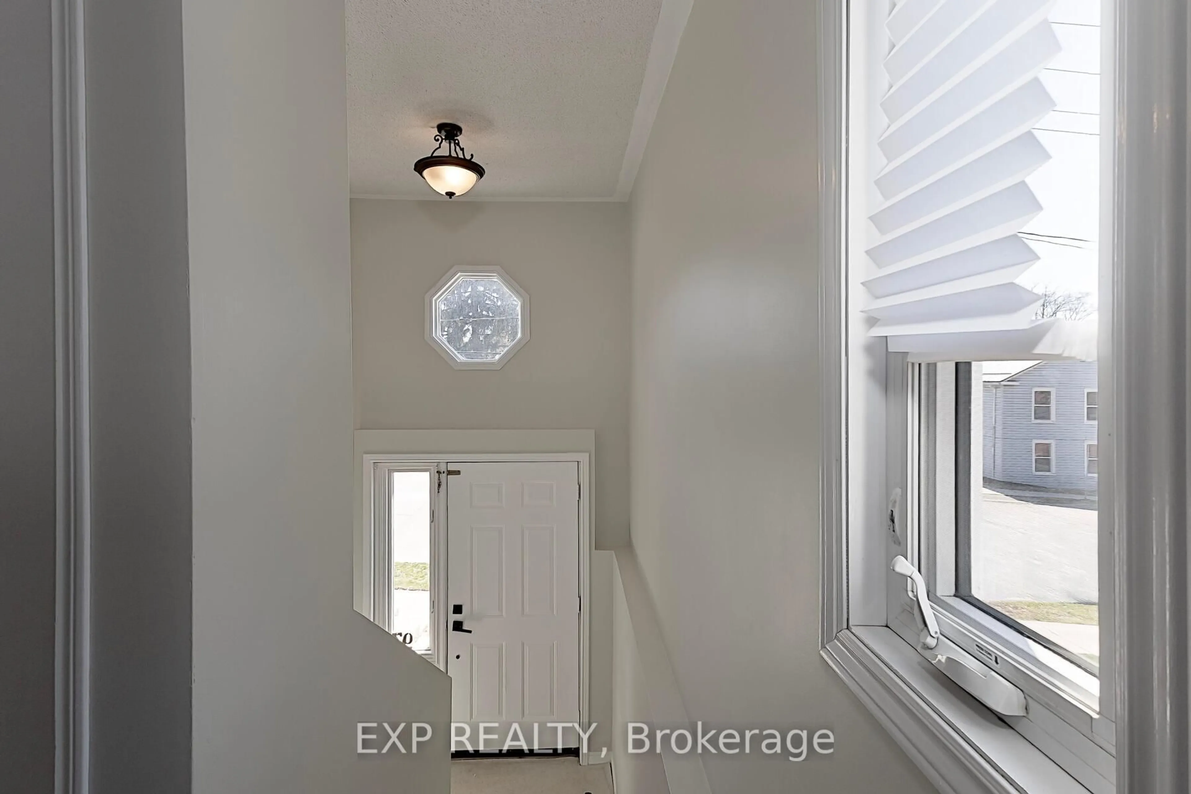 Indoor entryway for 93 King St, Ingersoll Ontario N5C 1G6