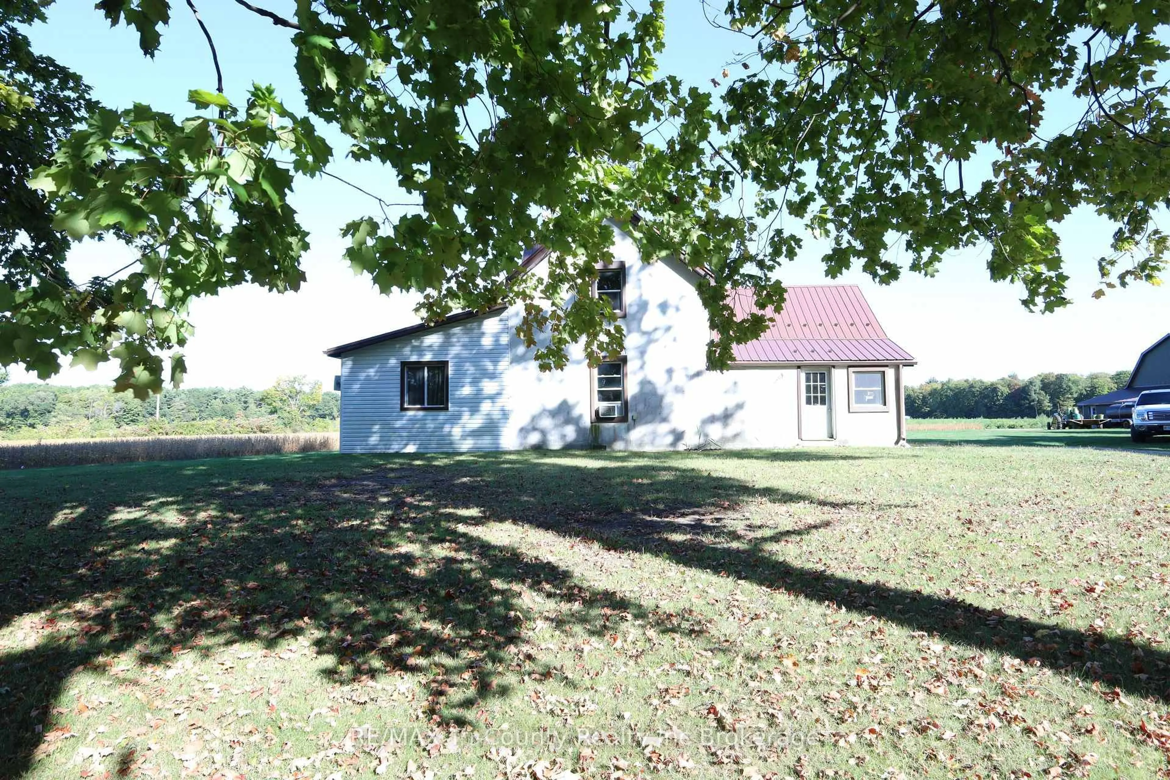 A pic from outside/outdoor area/front of a property/back of a property/a pic from drone, building for 1225 1st Concession ENR Rd, Norfolk Ontario N0E 1G0