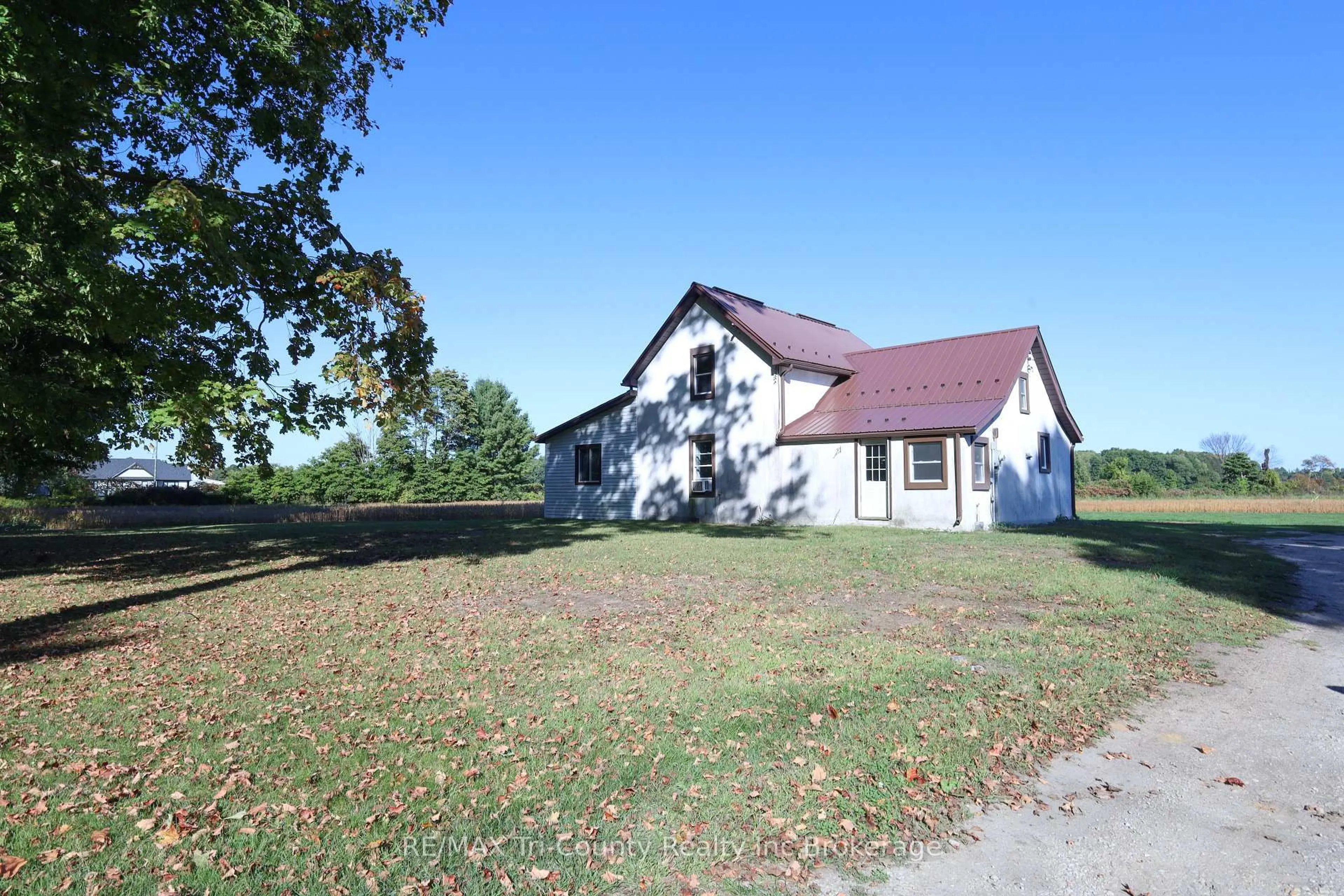 A pic from outside/outdoor area/front of a property/back of a property/a pic from drone, building for 1225 1st Concession ENR Rd, Norfolk Ontario N0E 1G0