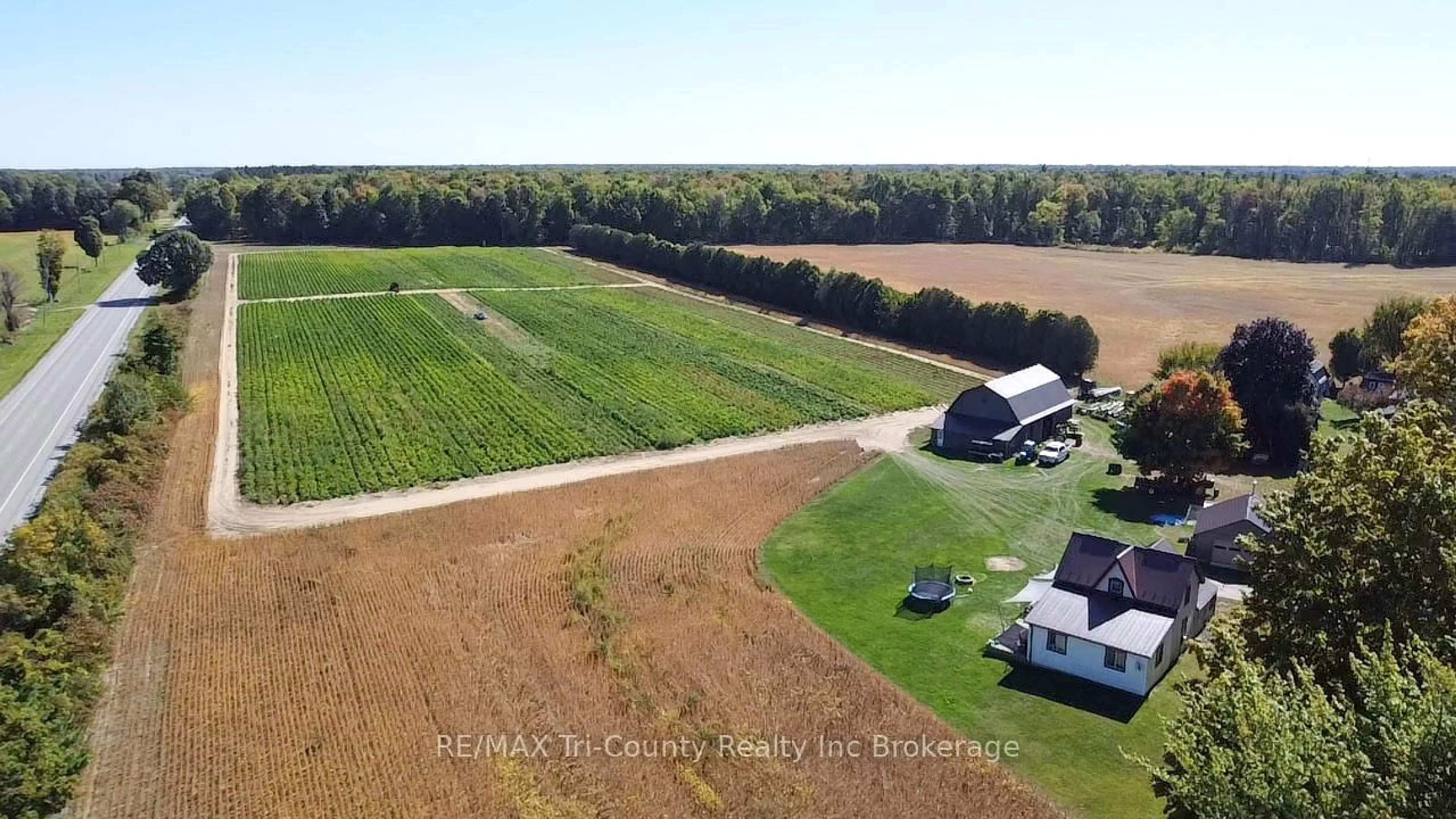 A pic from outside/outdoor area/front of a property/back of a property/a pic from drone, water/lake/river/ocean view for 1225 1st Concession ENR Rd, Norfolk Ontario N0E 1G0