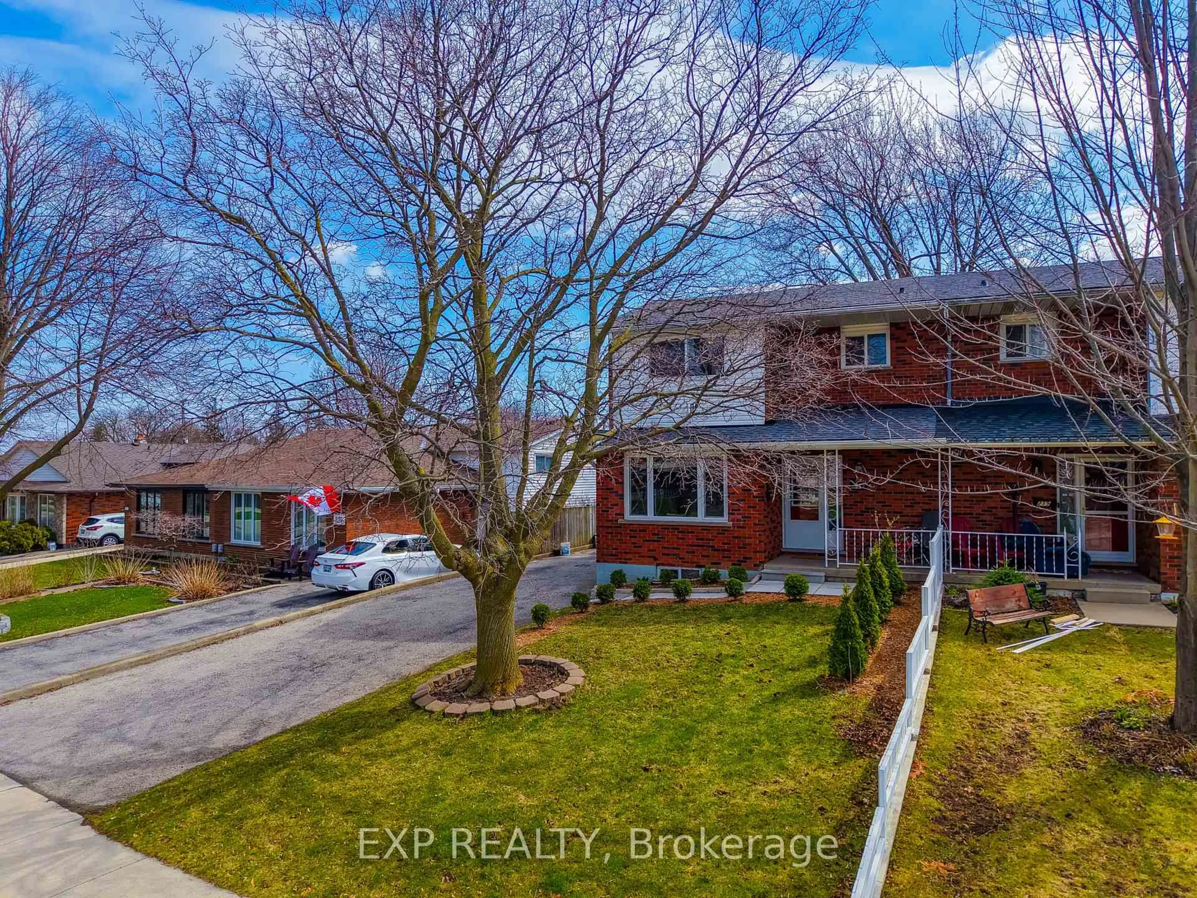 A pic from outside/outdoor area/front of a property/back of a property/a pic from drone, street for 217 St Andrews Dr, Hamilton Ontario L8K 5K2