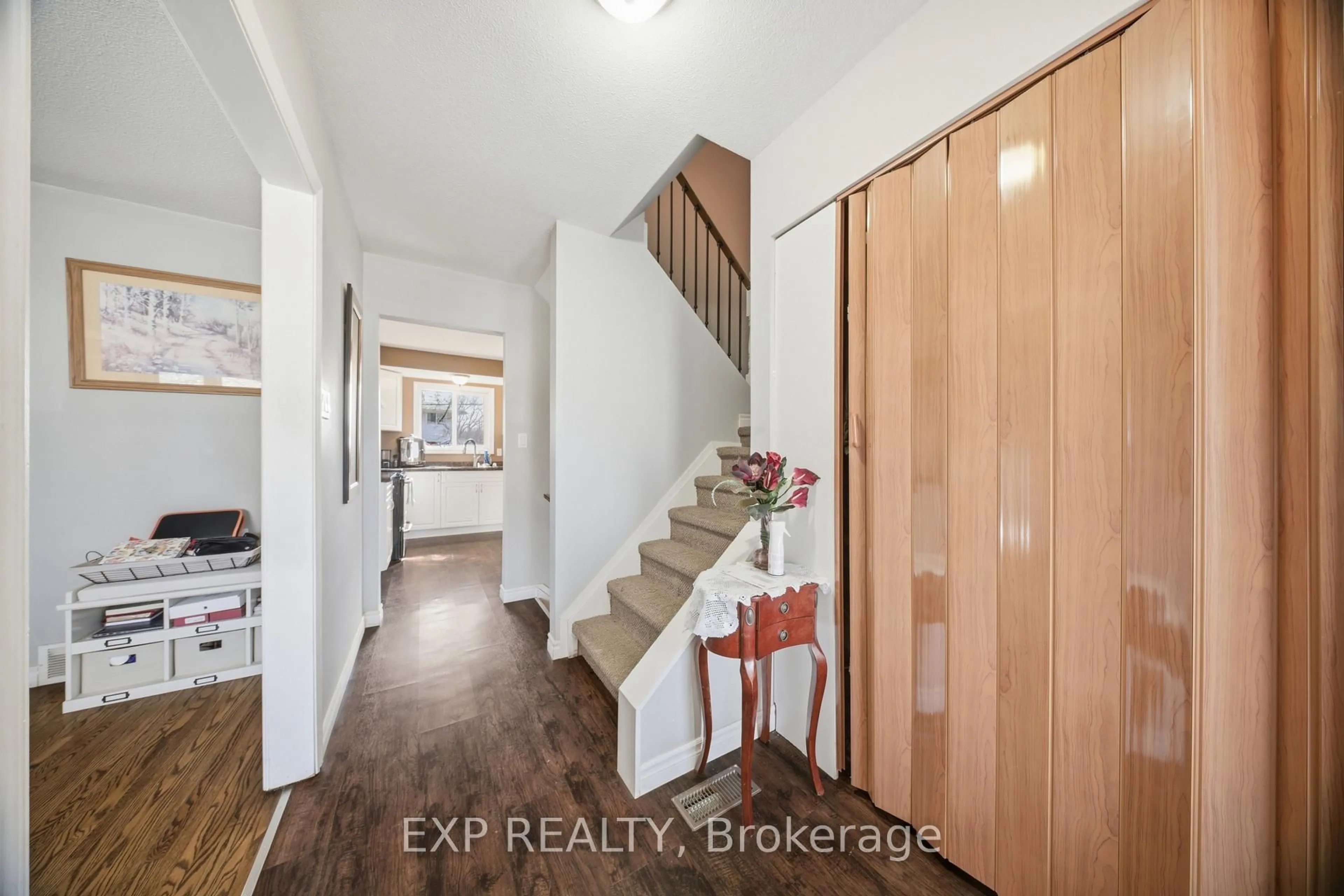 Indoor entryway for 217 St Andrews Dr, Hamilton Ontario L8K 5K2