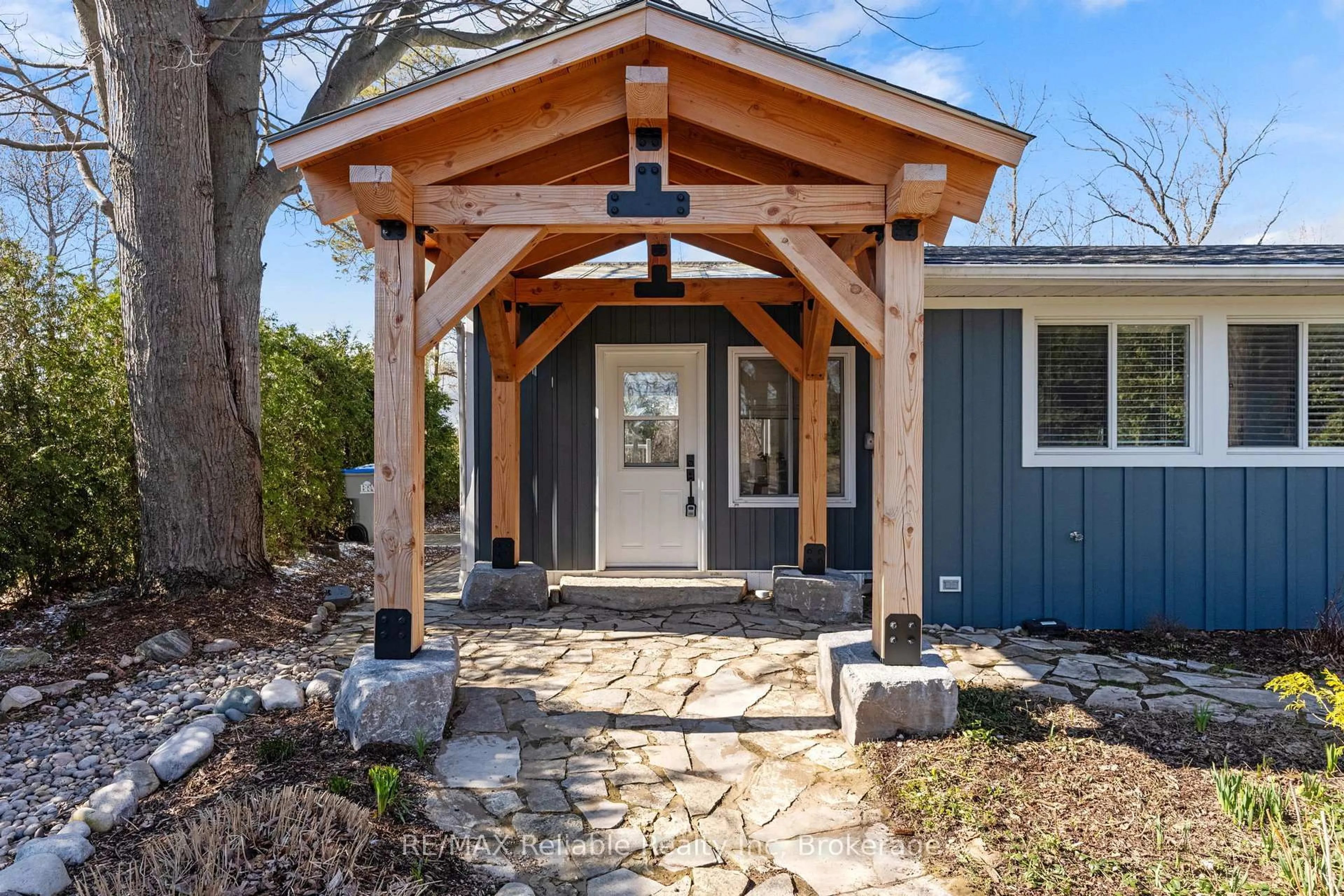Indoor entryway for 74659 Talbot Cres, Bluewater Ontario N0M 1G0