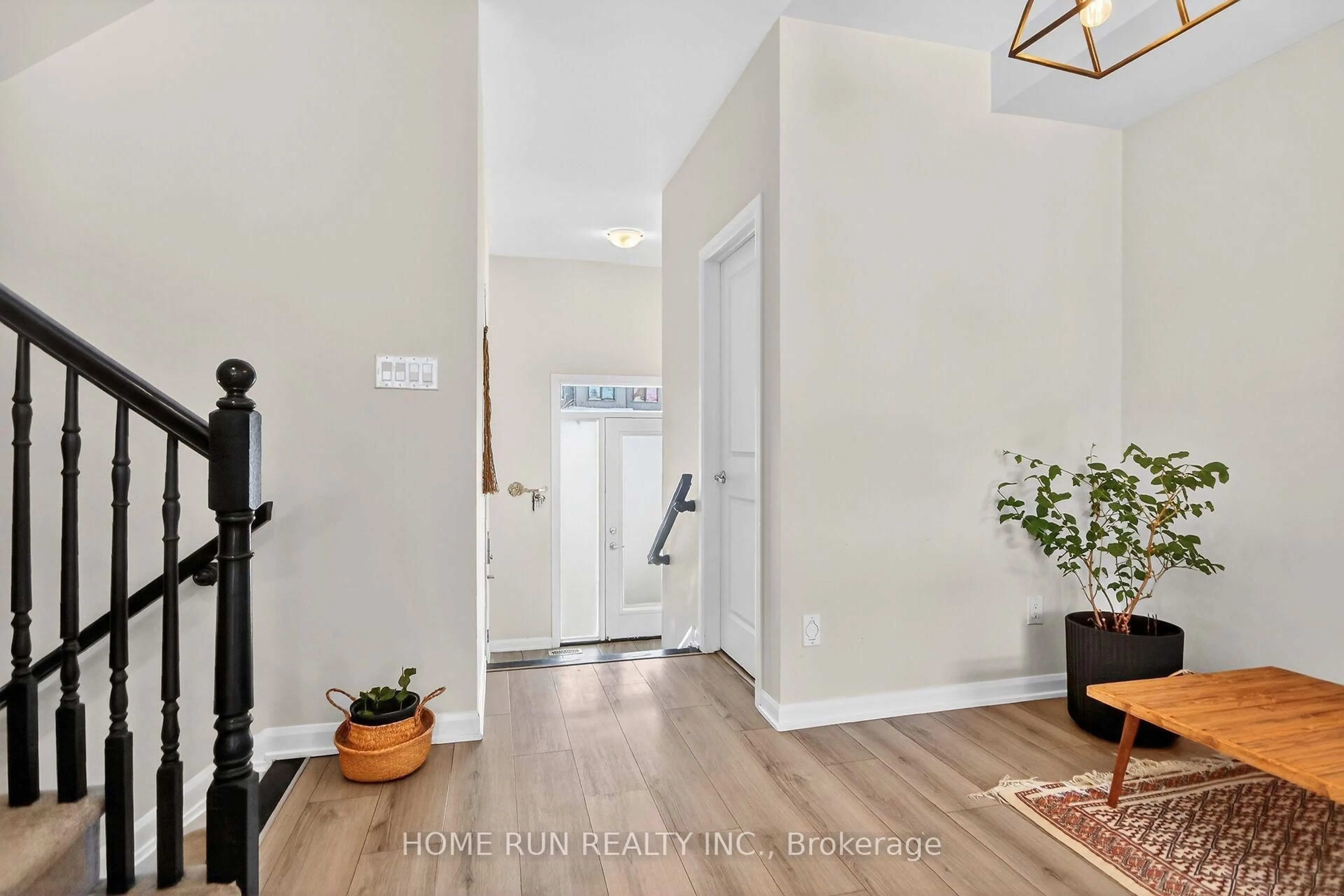 Indoor entryway for 733 Cashmere Terr, Ottawa Ontario K2J 6Z6