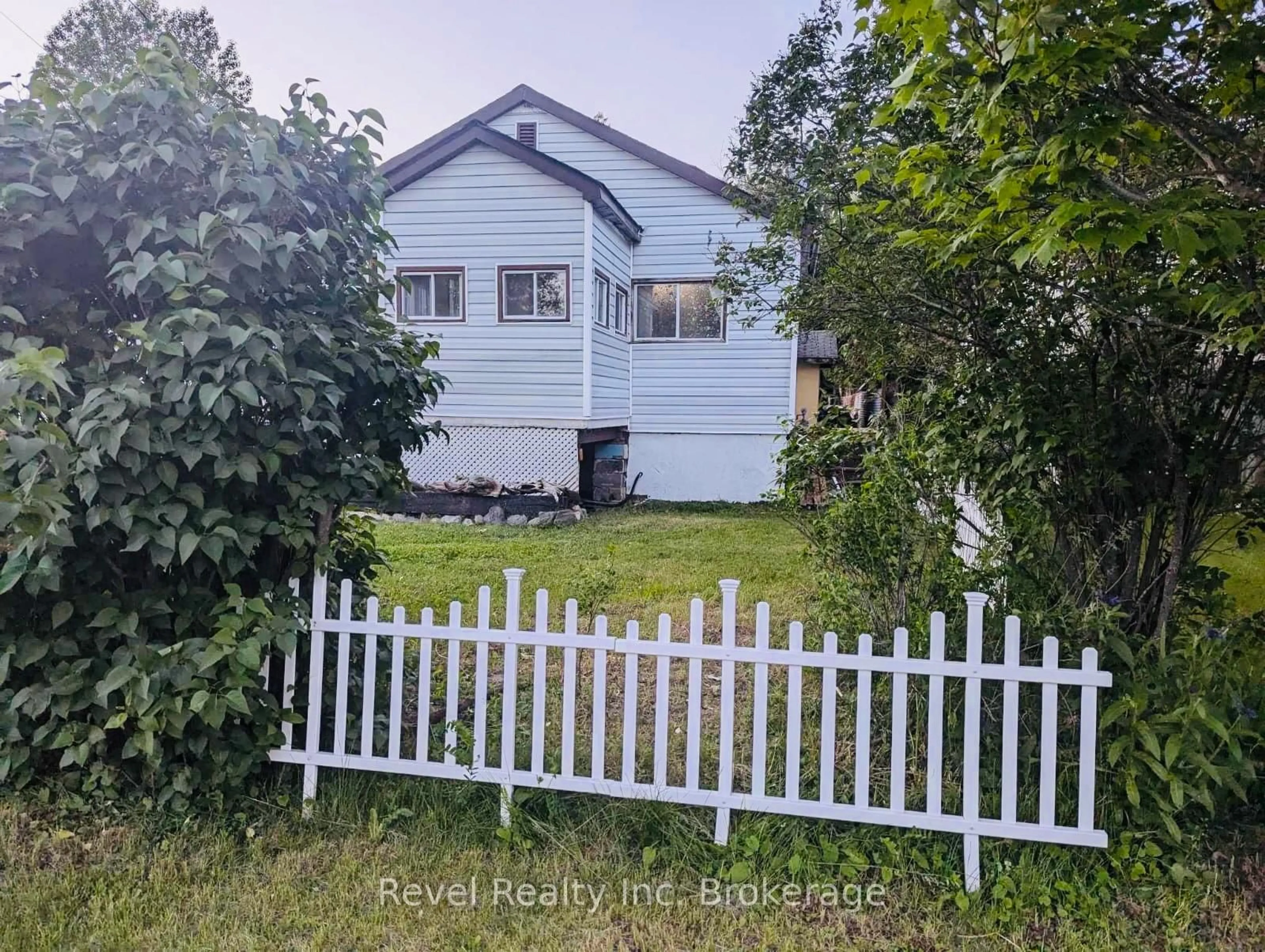 A pic from outside/outdoor area/front of a property/back of a property/a pic from drone, street for 214 Fotheringham Ave, Atikokan Ontario P0T 1C0