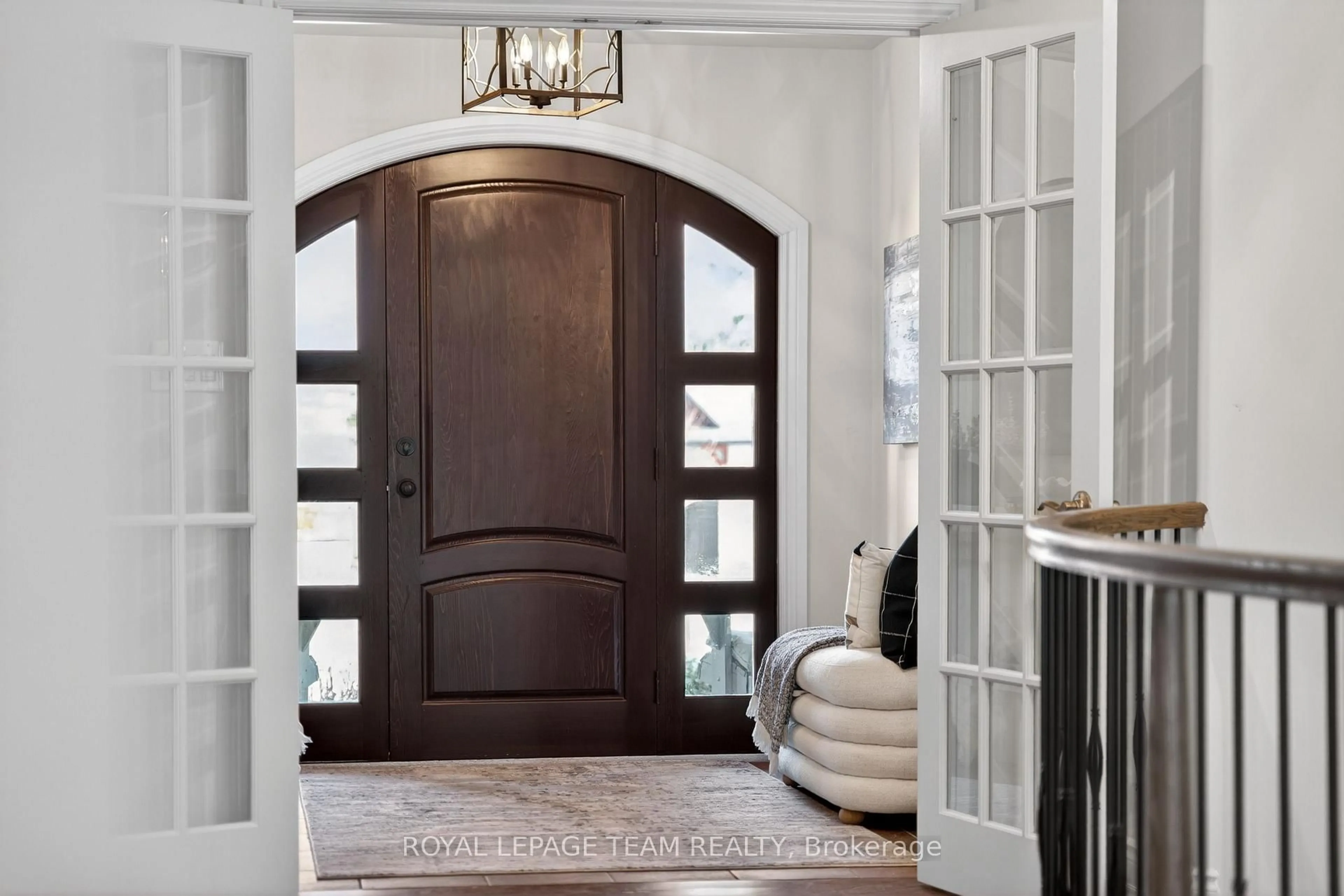 Indoor entryway for 2 Beechgrove Gdns, Ottawa Ontario K2S 1R1