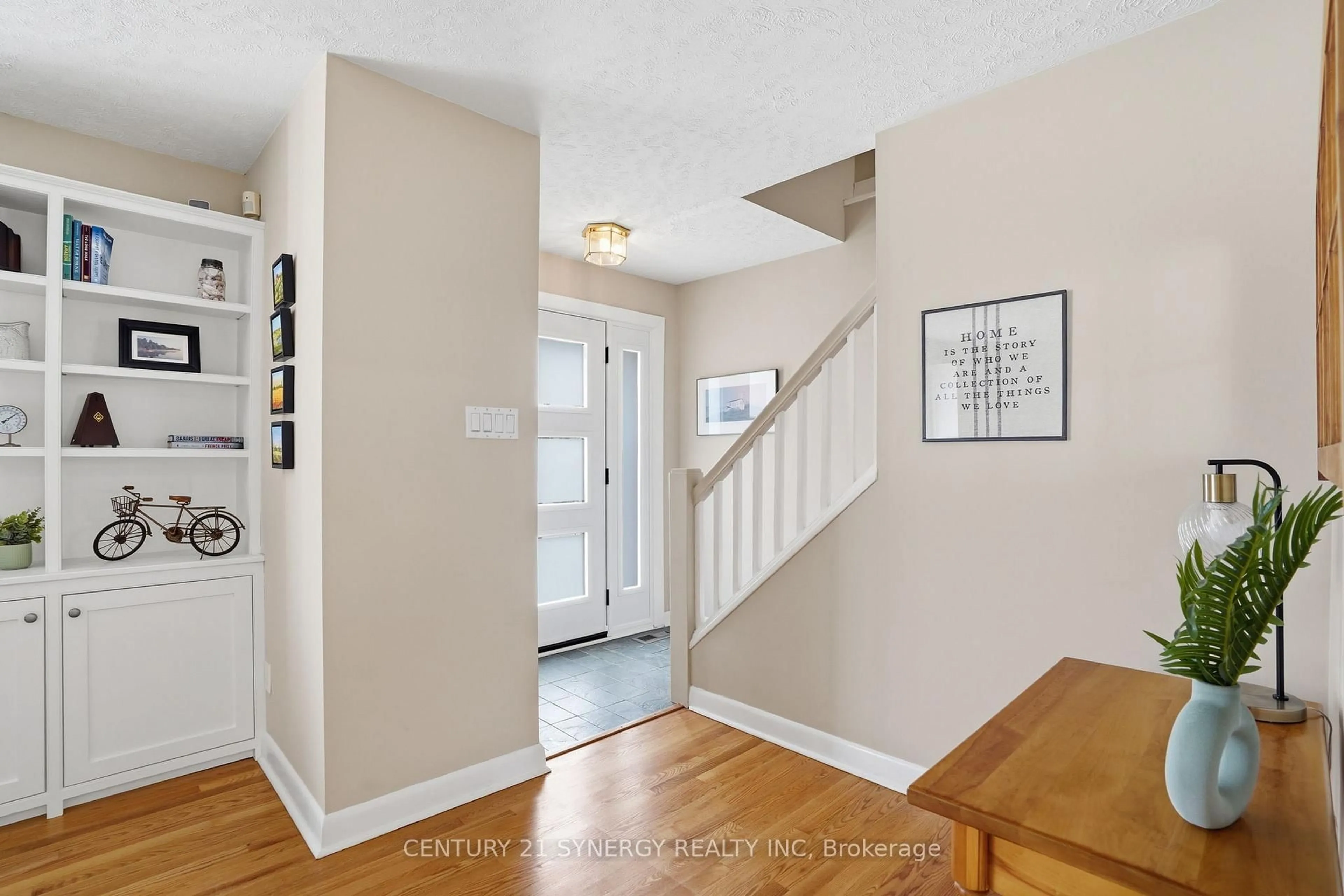 Indoor entryway for 1298 Woodside Dr, Ottawa Ontario K2C 2G9