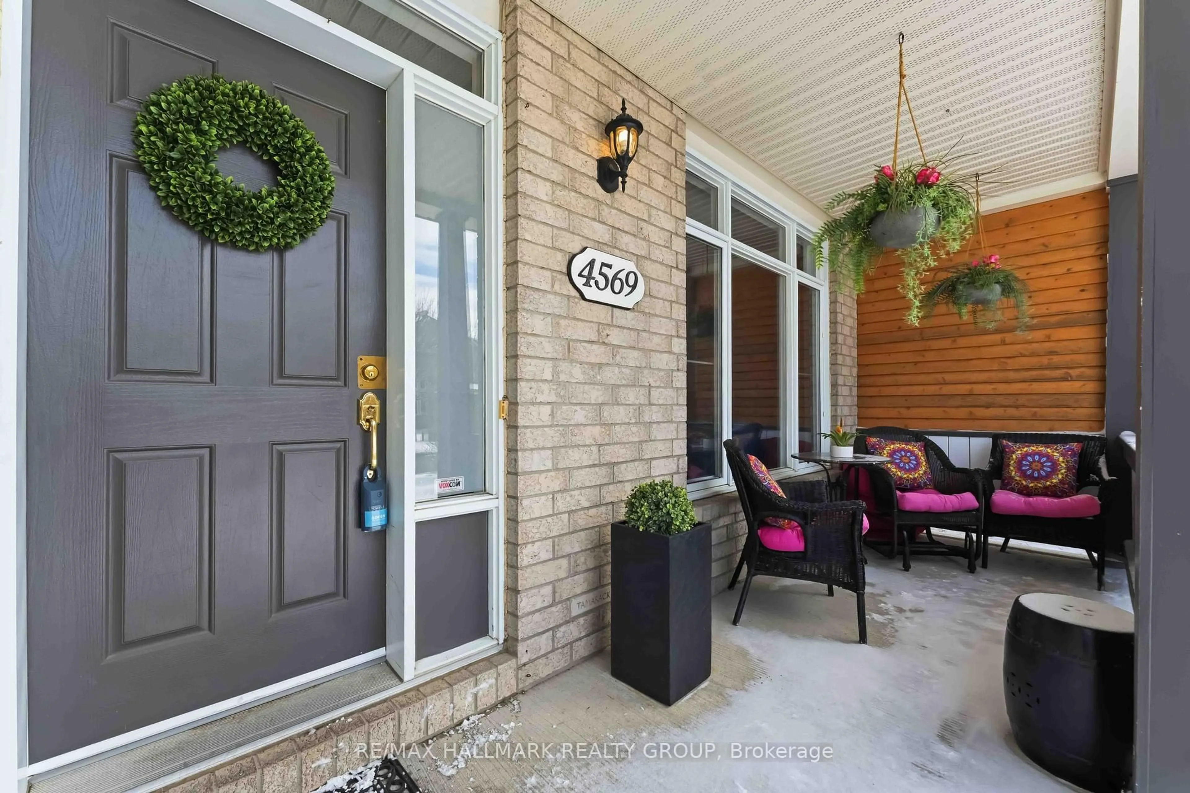 Indoor entryway for 4569 Sugar Maple Dr, Ottawa Ontario K1V 1R7