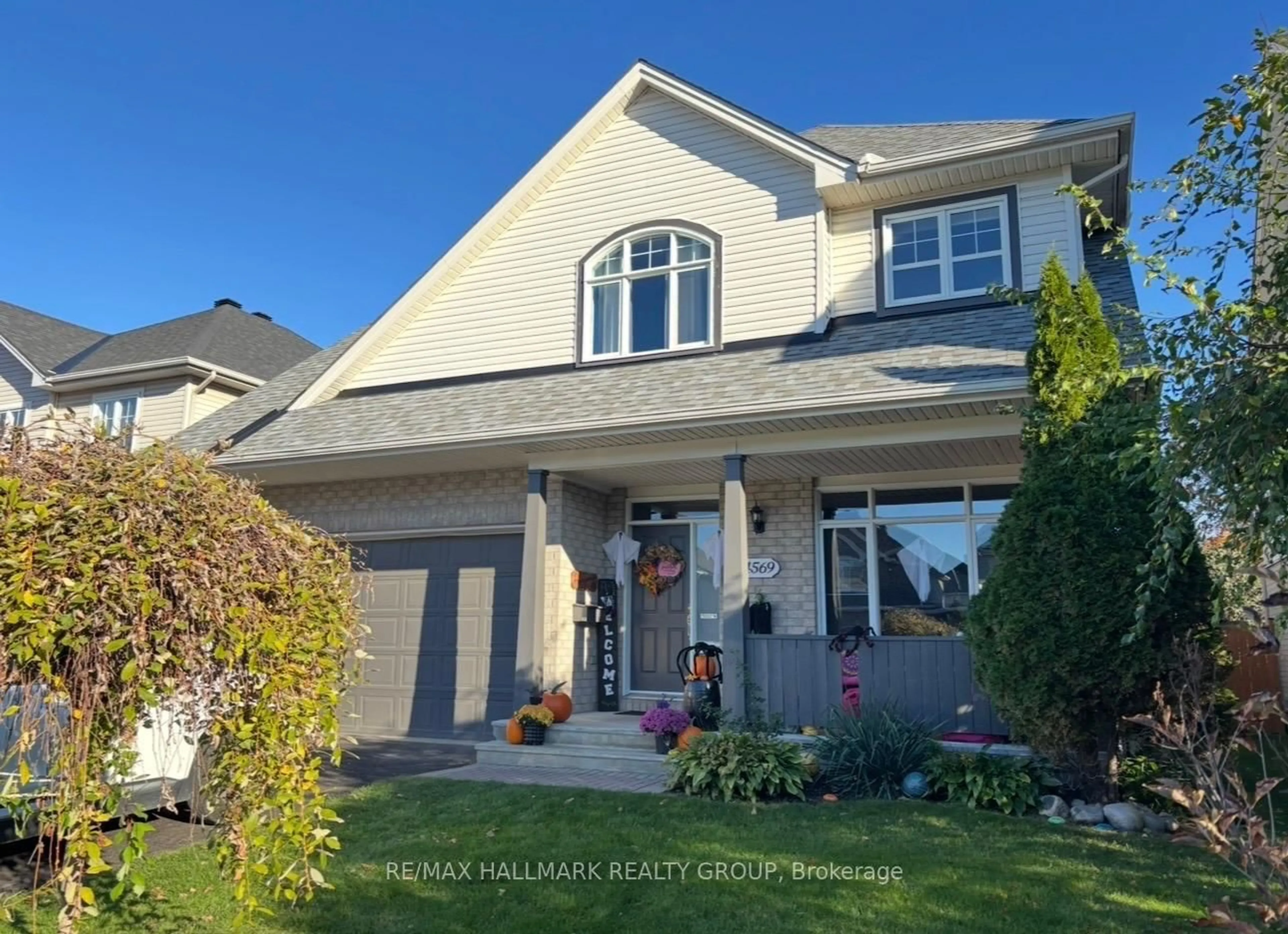 Home with vinyl exterior material, street for 4569 Sugar Maple Dr, Ottawa Ontario K1V 1R7