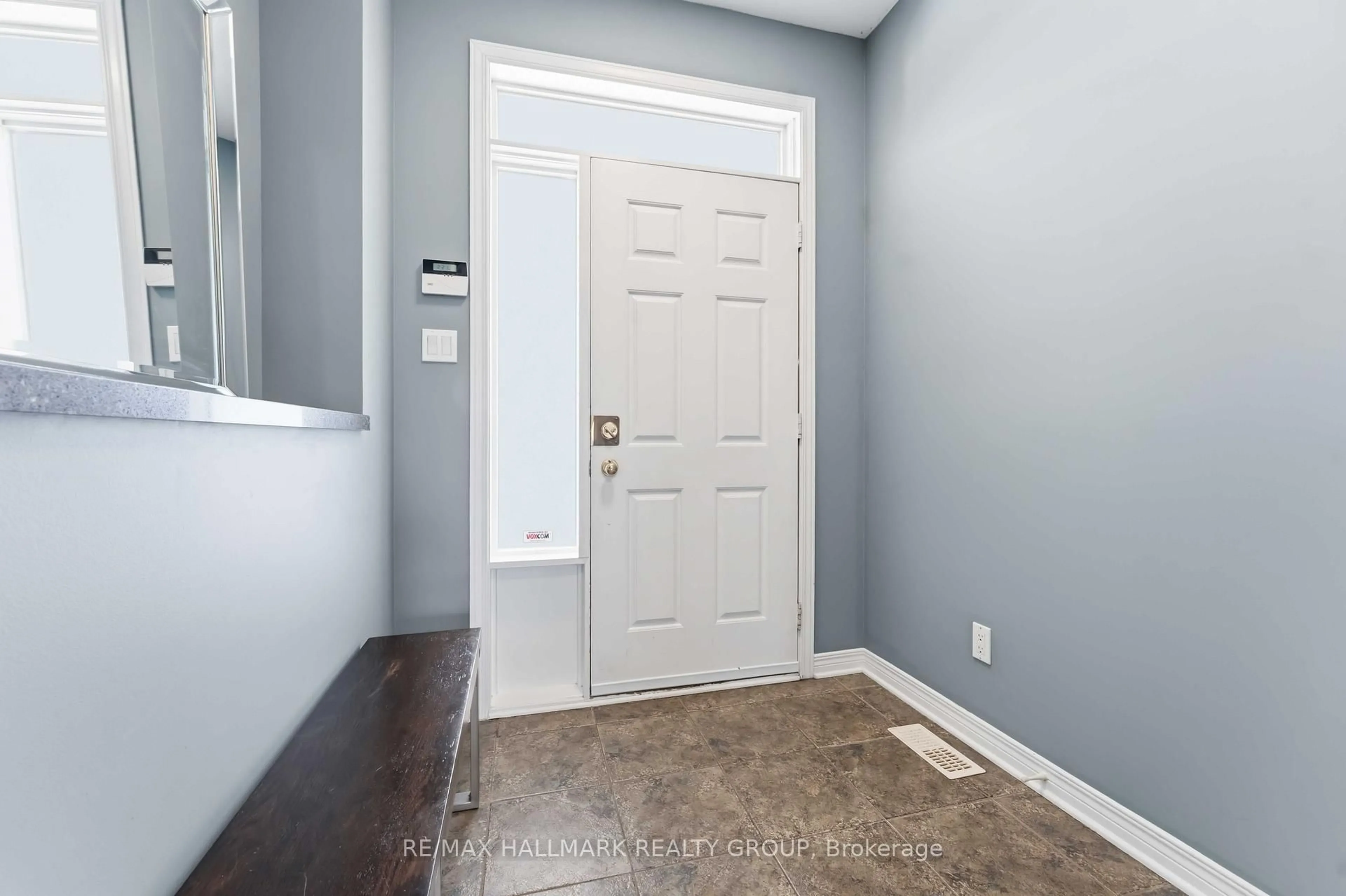 Indoor entryway for 4569 Sugar Maple Dr, Ottawa Ontario K1V 1R7