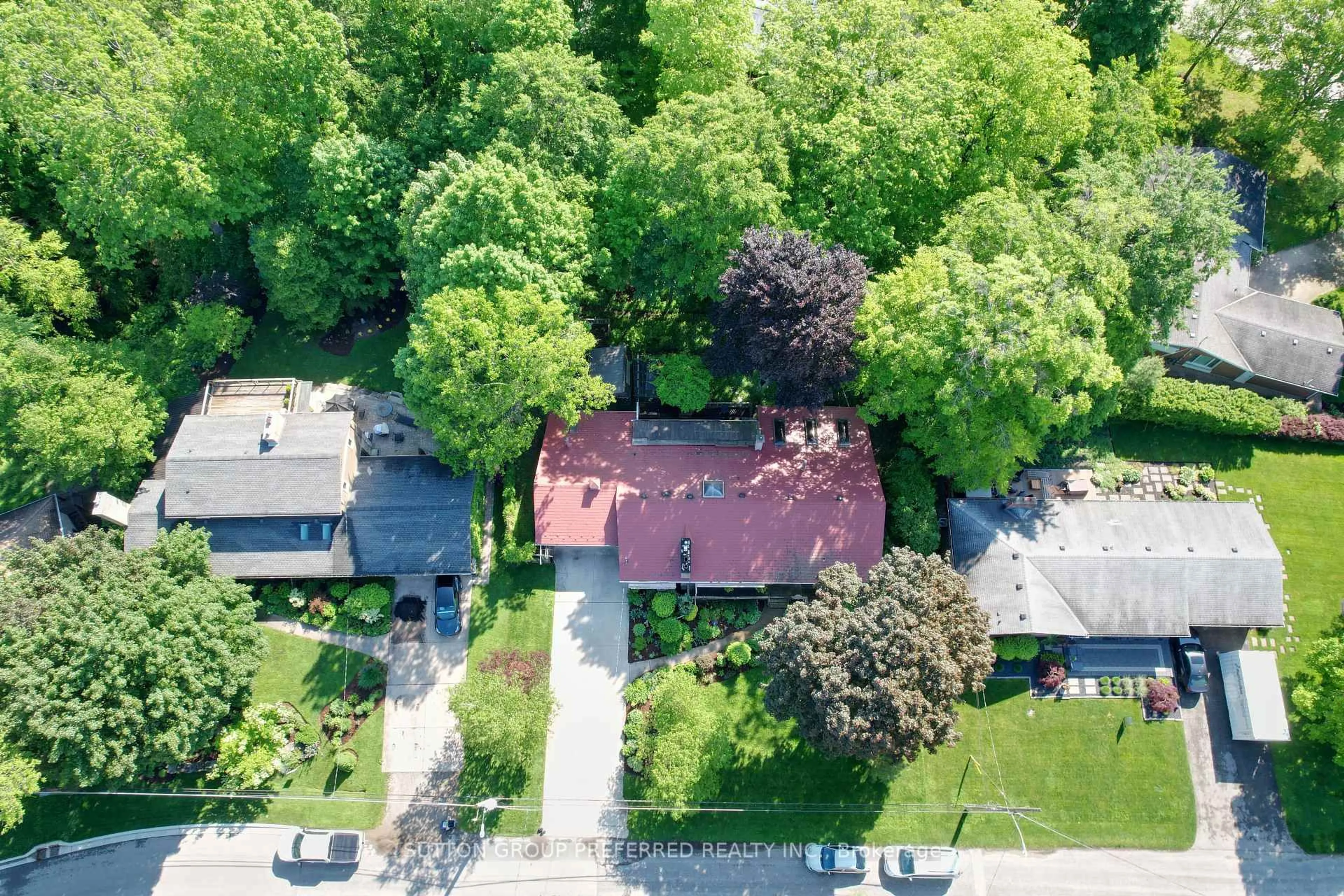 A pic from outside/outdoor area/front of a property/back of a property/a pic from drone, street for 7 Metamora Cres, London North Ontario N6G 1R2